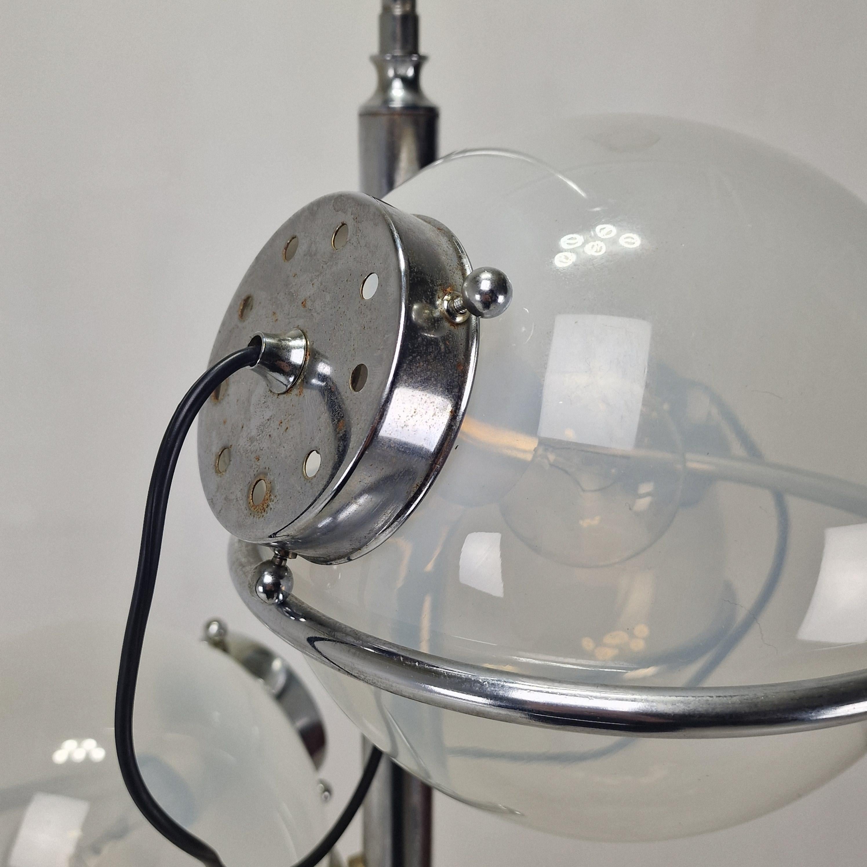 Lámpara italiana de mediados de siglo cromada con tres globos de cristal opalino - Años 70 en venta 4