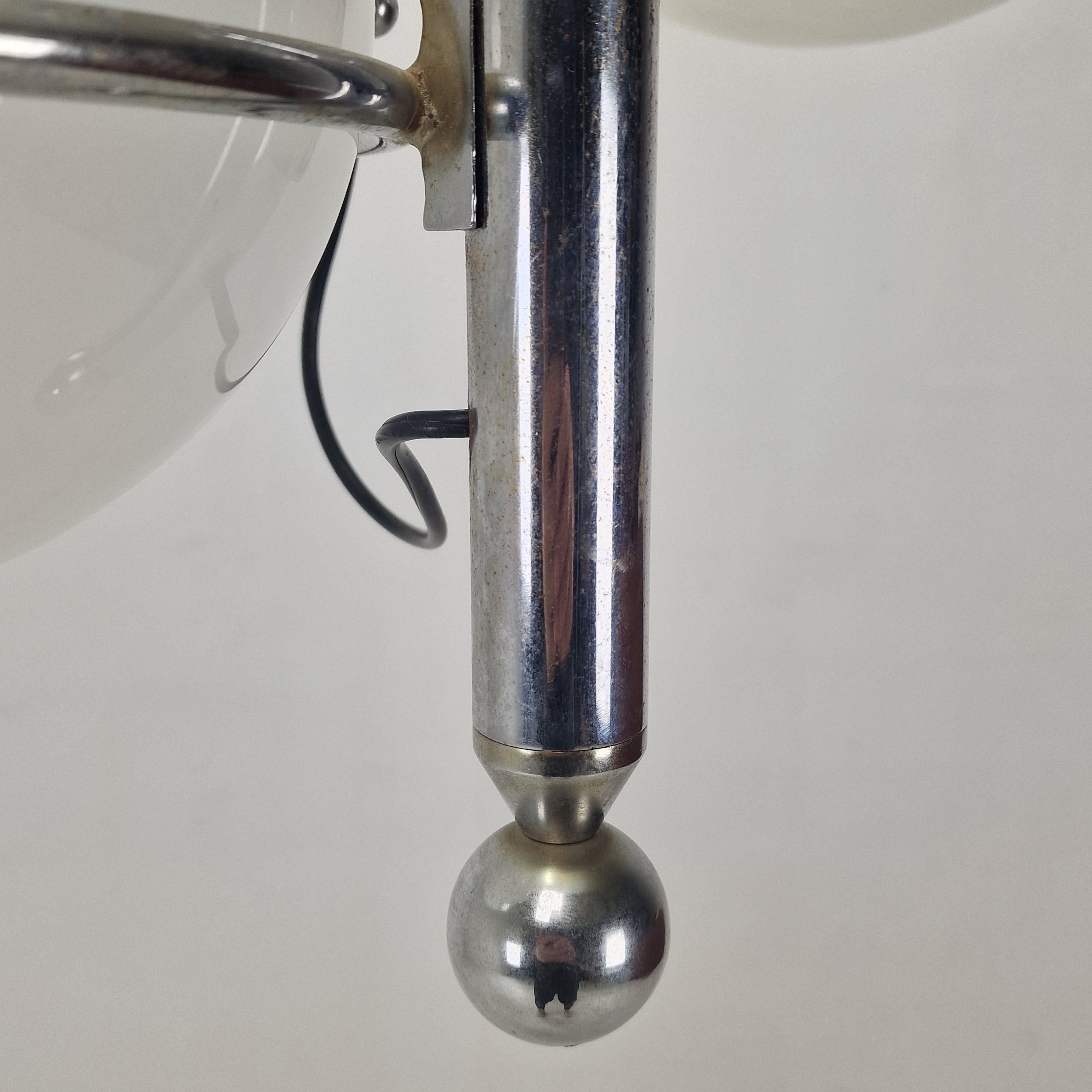 Lámpara italiana de mediados de siglo cromada con tres globos de cristal opalino - Años 70 en venta 5