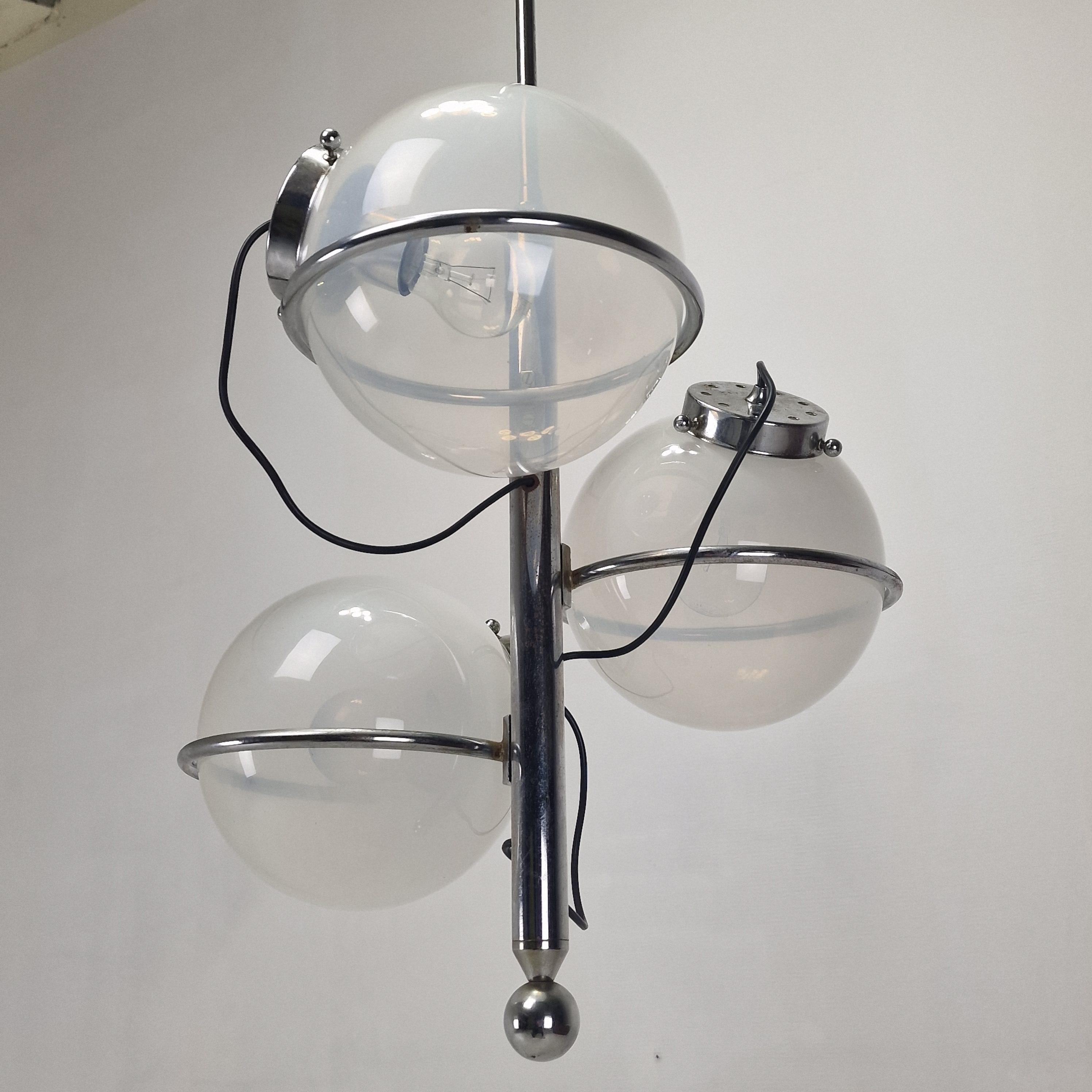 Lámpara italiana de mediados de siglo cromada con tres globos de cristal opalino - Años 70 en venta 8
