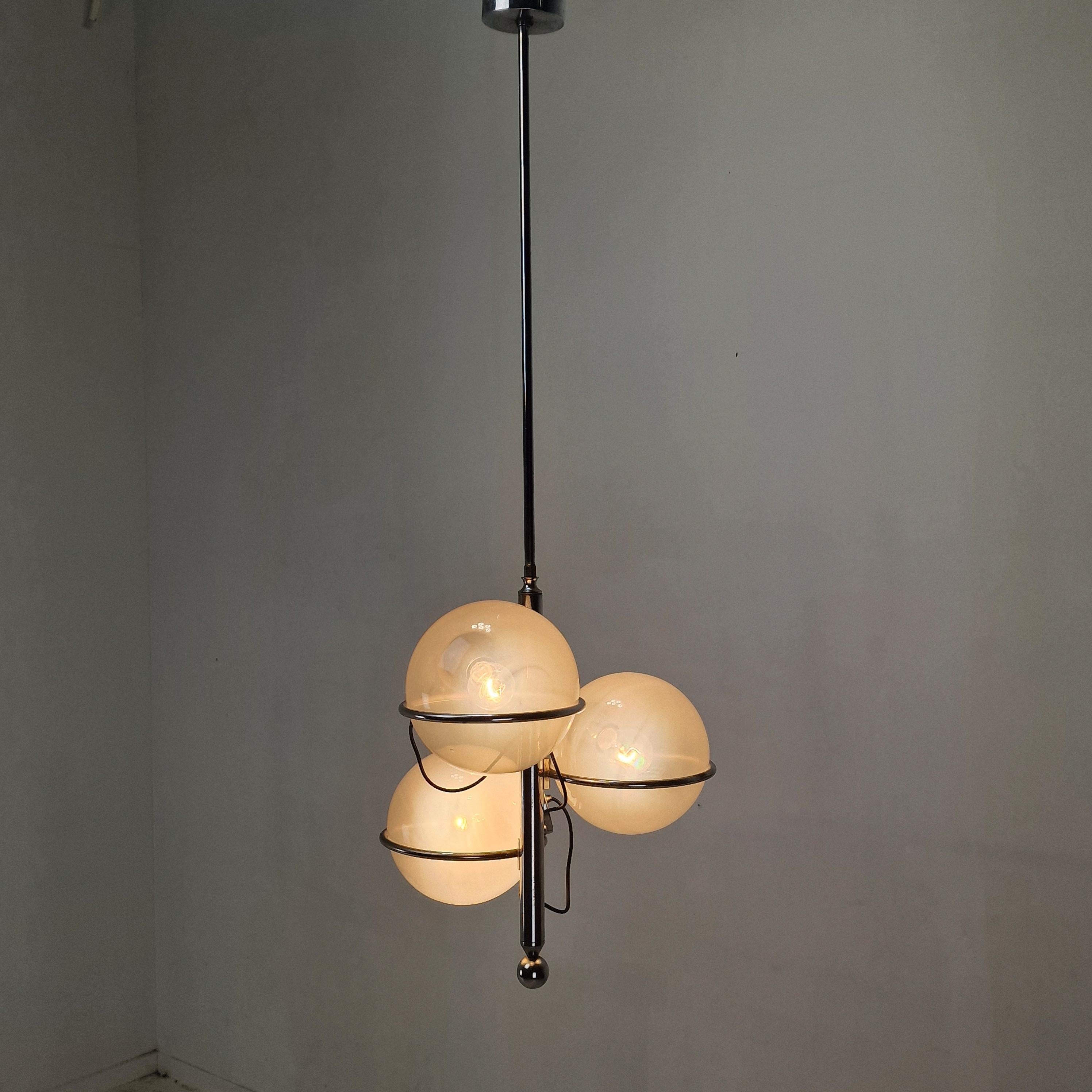 Lámpara italiana de mediados de siglo cromada con tres globos de cristal opalino - Años 70 Italiano en venta