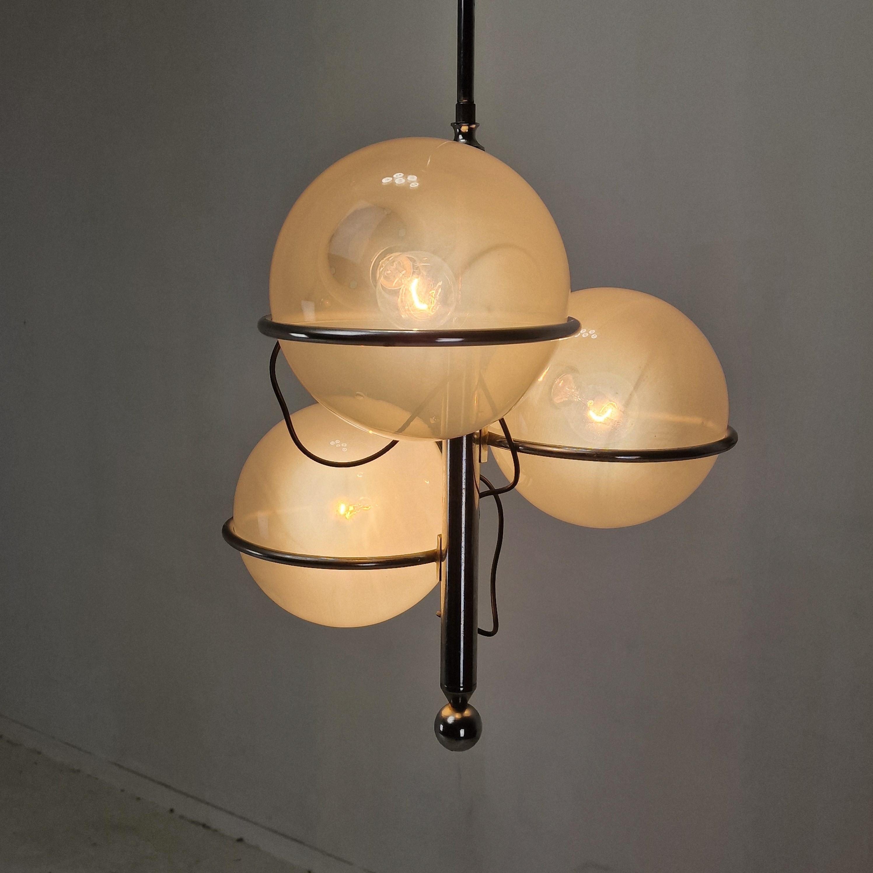 Lámpara italiana de mediados de siglo cromada con tres globos de cristal opalino - Años 70 Hecho a mano en venta
