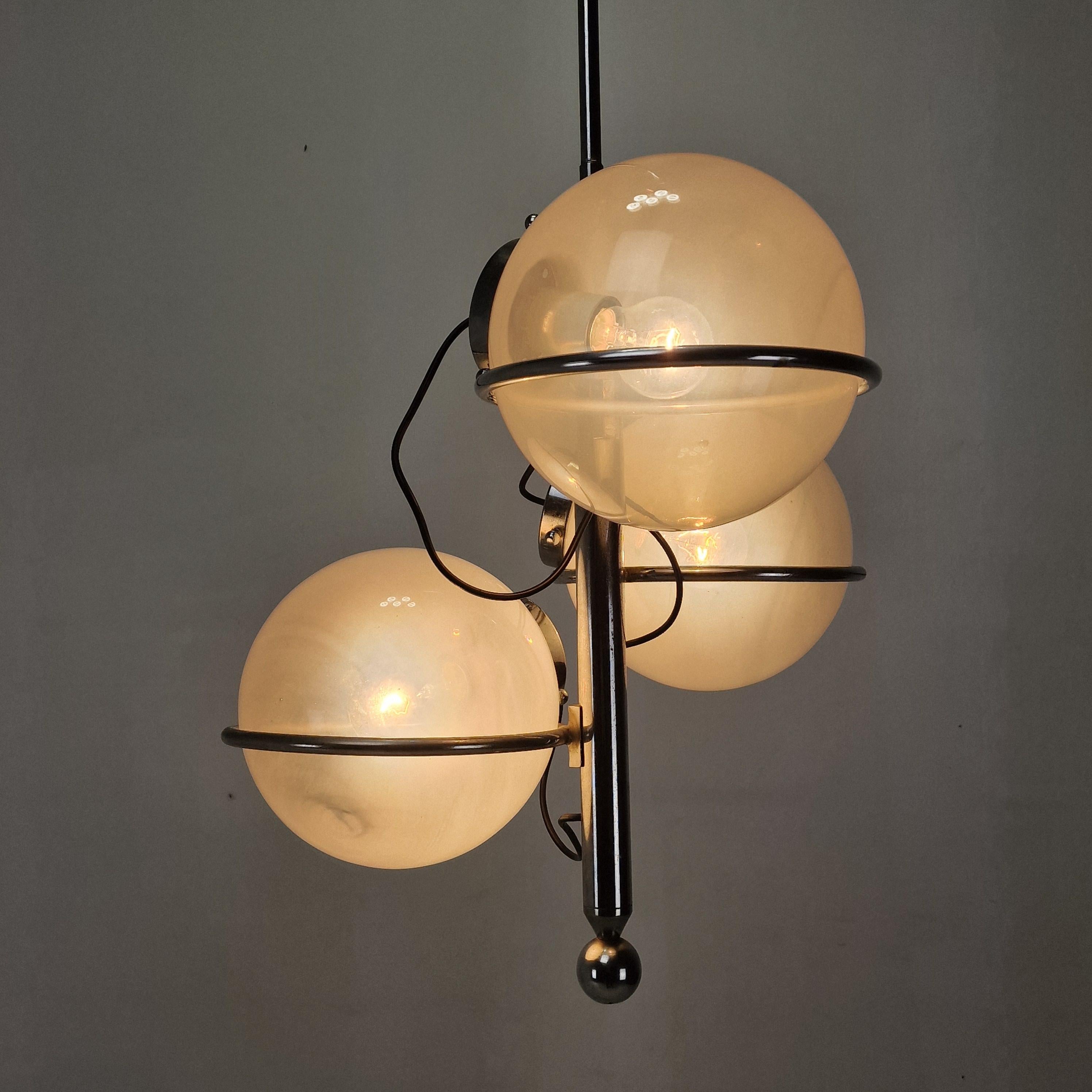 Lámpara italiana de mediados de siglo cromada con tres globos de cristal opalino - Años 70 en Bueno estado para la venta en Oud Beijerland, NL