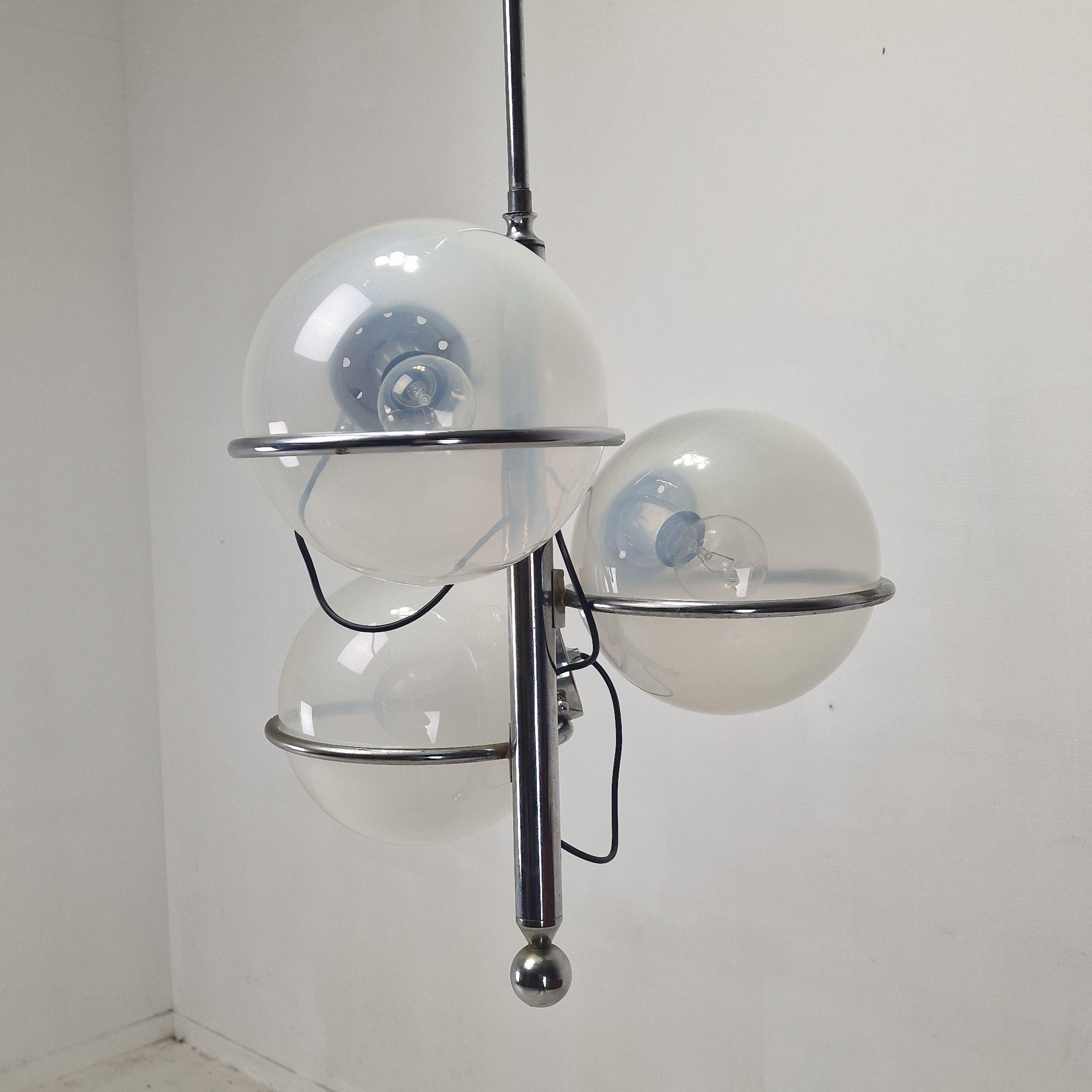 Lámpara italiana de mediados de siglo cromada con tres globos de cristal opalino - Años 70 Metal en venta