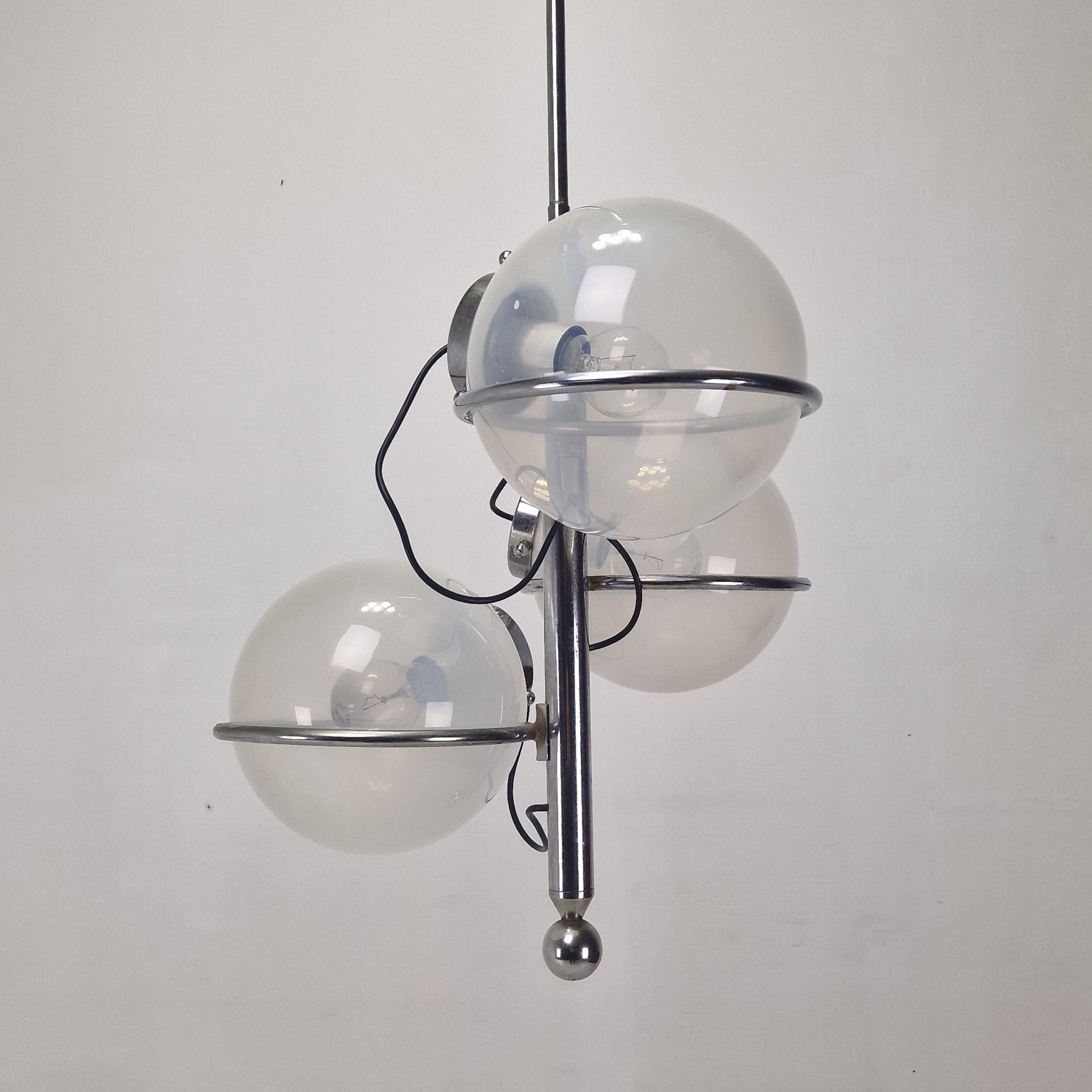 Lámpara italiana de mediados de siglo cromada con tres globos de cristal opalino - Años 70 en venta 1