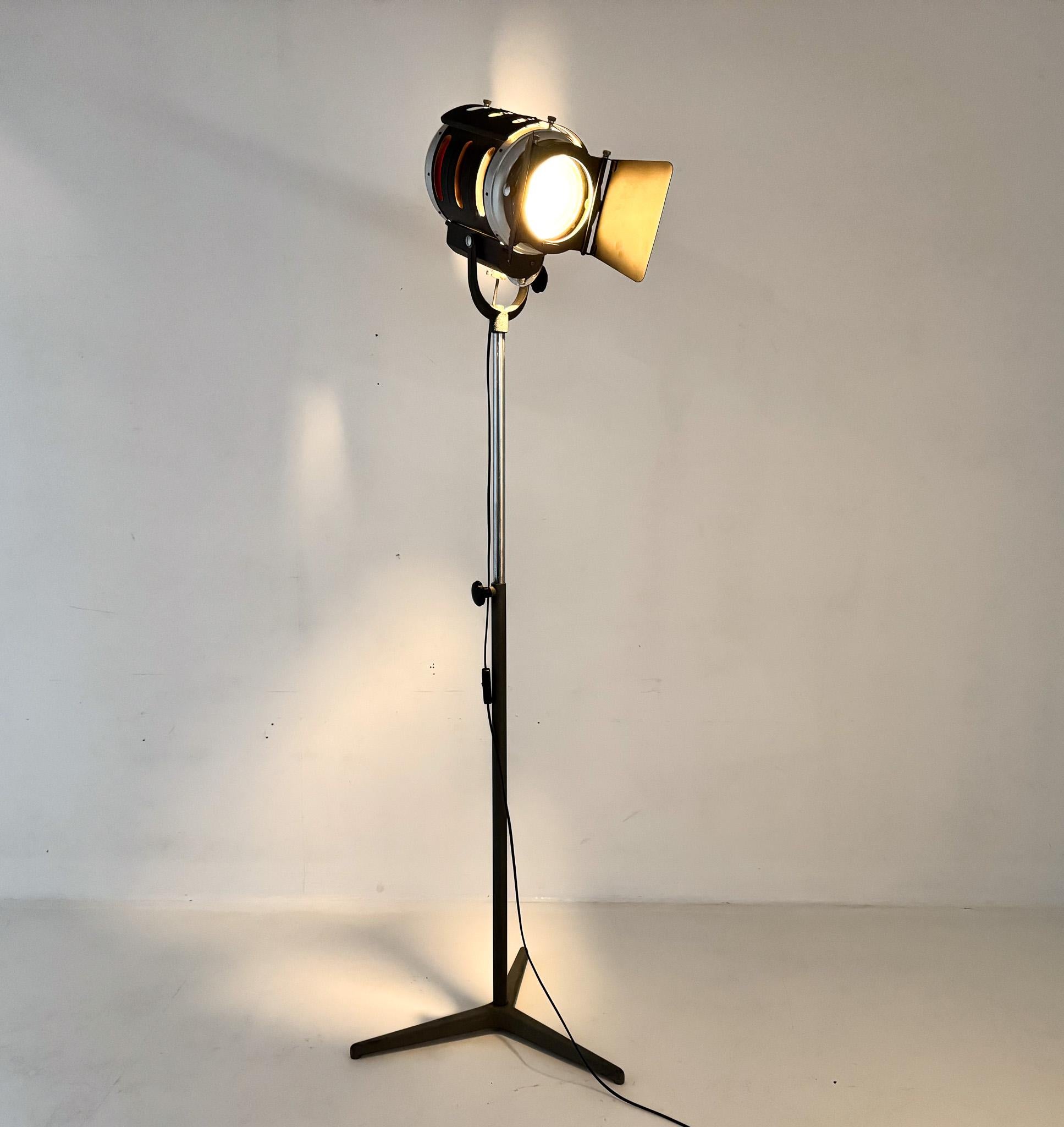 Lámpara de pie de luz puntual de cine italiano de mediados de siglo, IFF, años 50-60 en venta 7