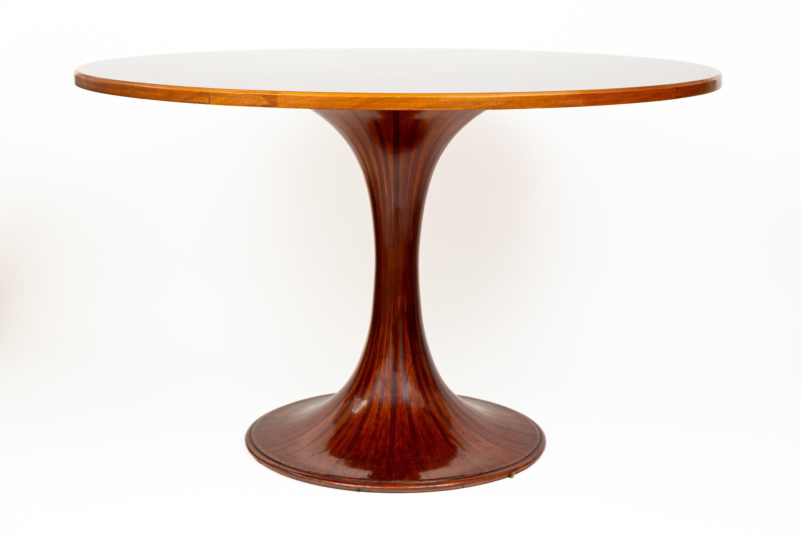 Mesa italiana de mediados de siglo 