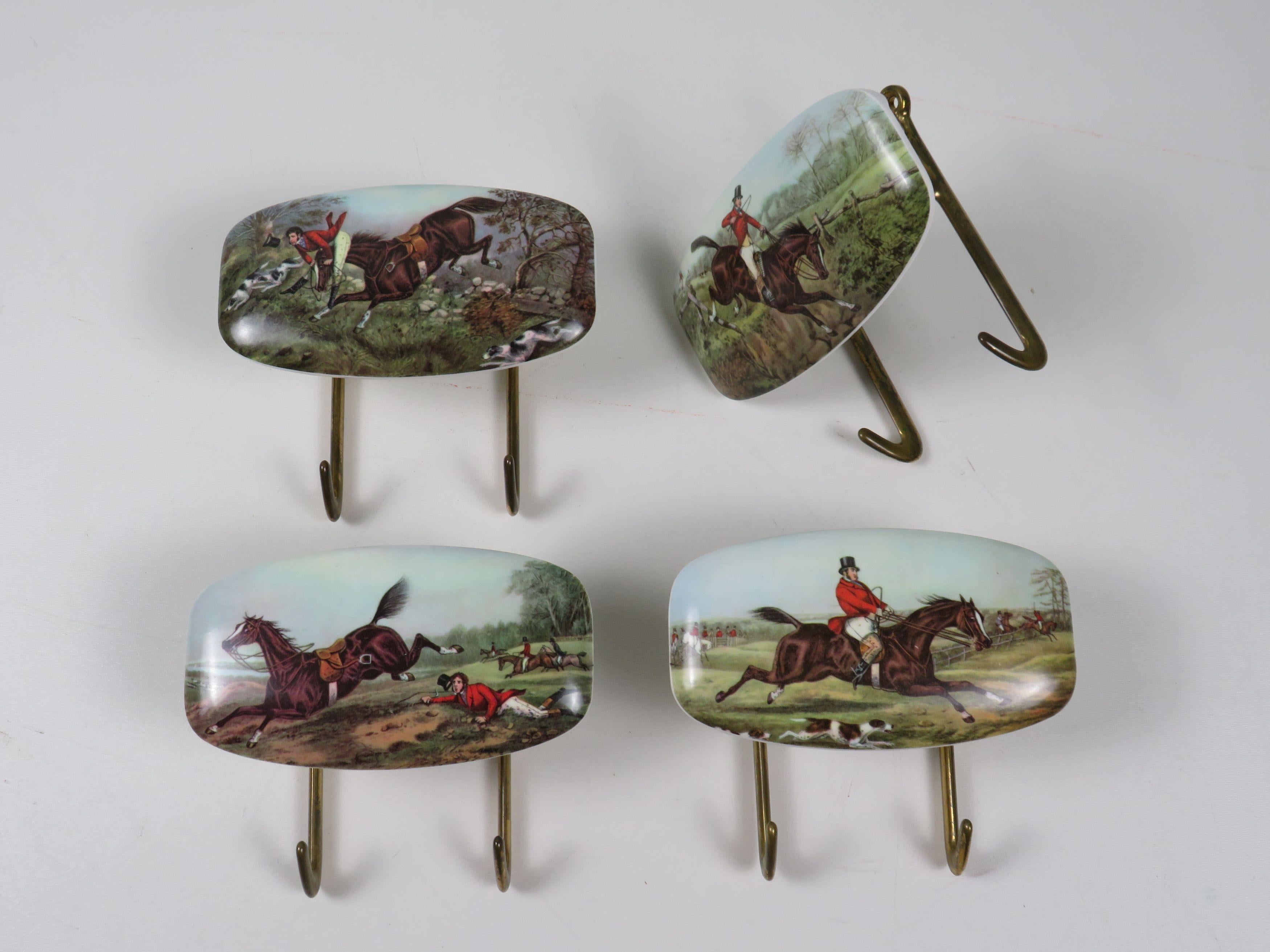 Donnez une touche vintage à votre intérieur avec cet élégant ensemble de cintres. Les magnifiques images de cavaliers et de scènes de chasse sont imprimées sur du plastique et donnent vie à l'atmosphère des sports équestres classiques.
Lot de 4 avec