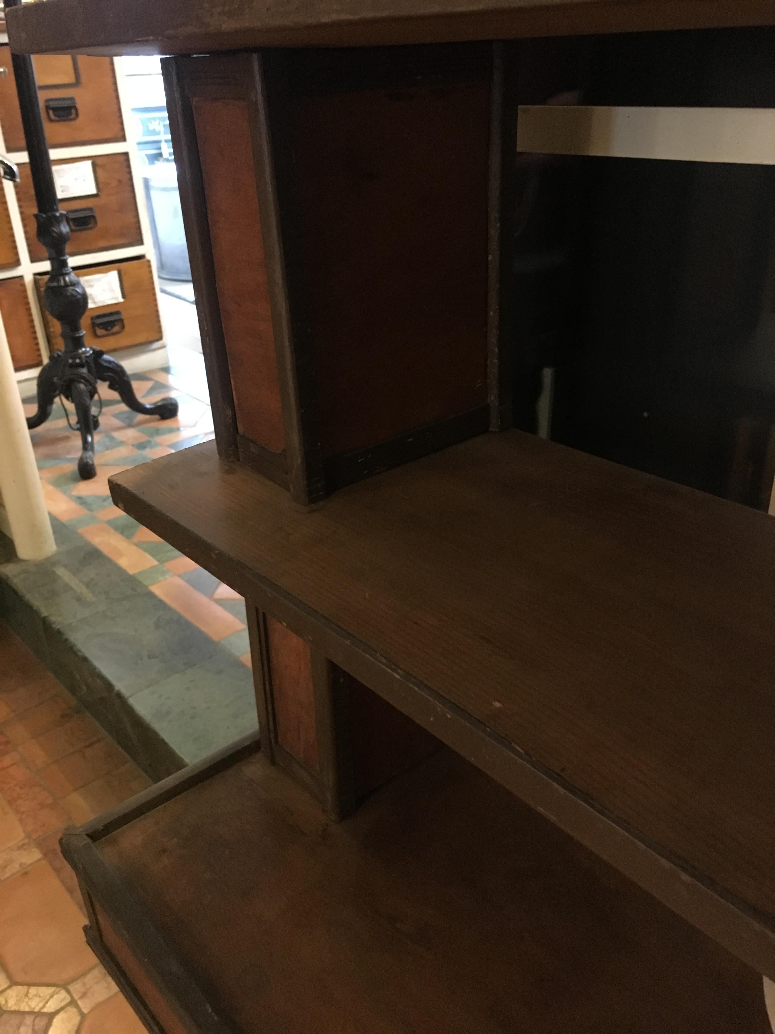 Midcentury Italian Coated Wood Etagere or Bookcase, 1940s In Good Condition For Sale In Florence, IT