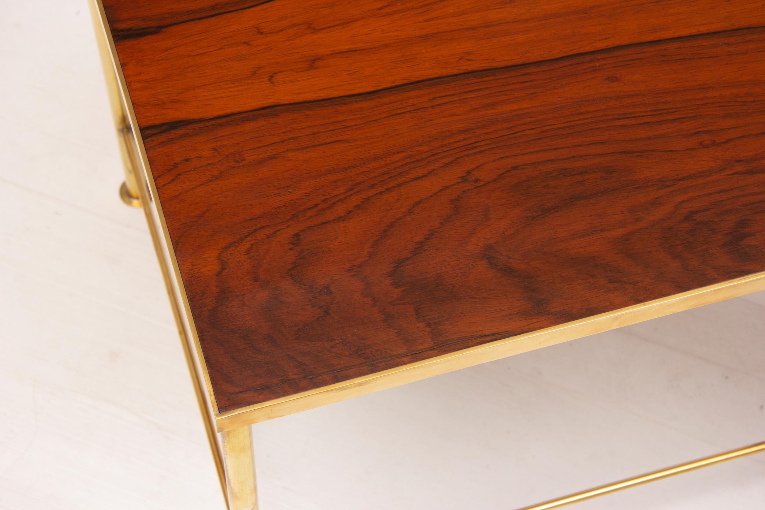 A pair of midcentury cocktail or coffee tables.
A pair of midcentury tables with rosewood tops and polished golden brass frames.
Measures: H 46 cm, W 62 cm, D 47 cm.
Italy, circa 1960.