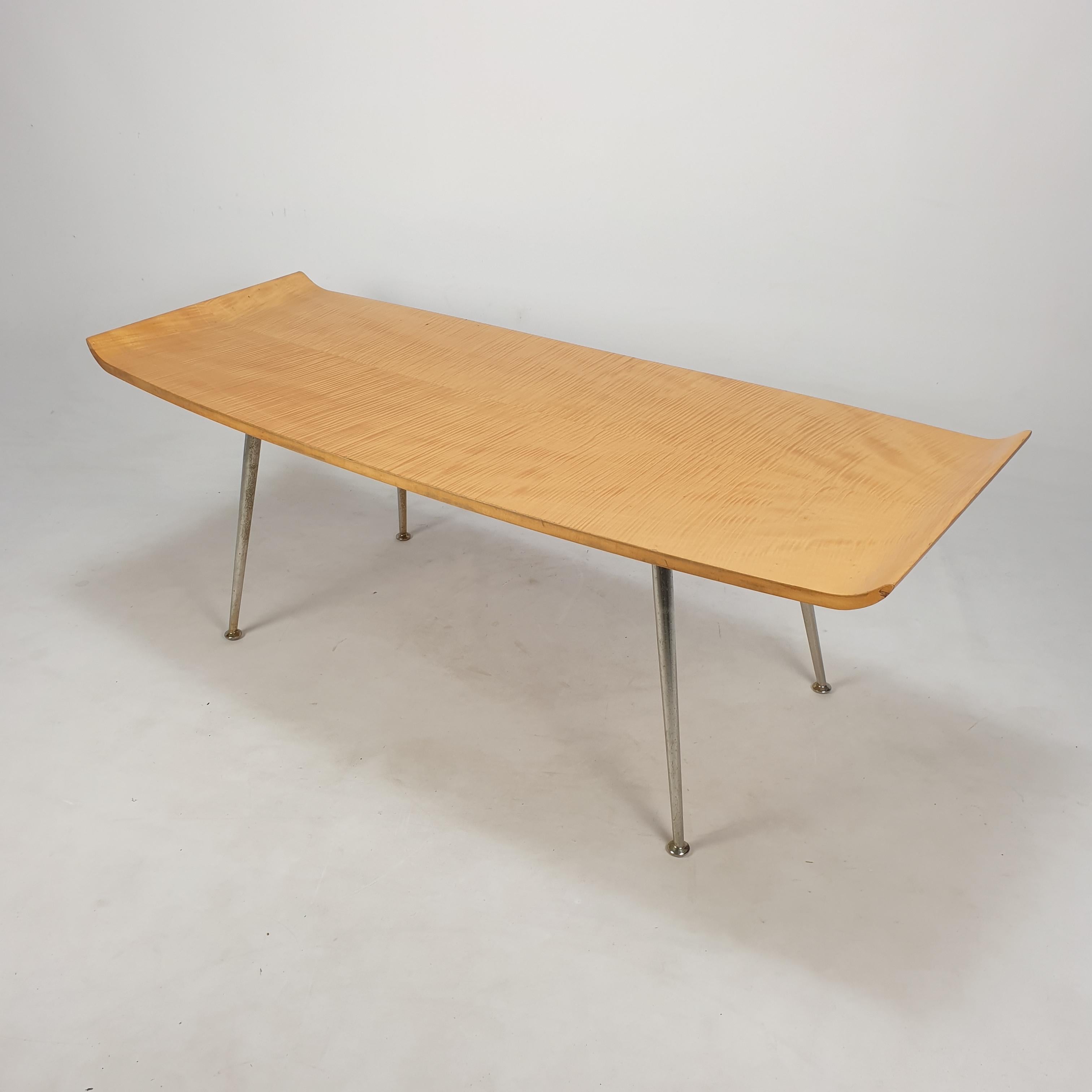 Très belle table basse ou table d'appoint italienne fabriquée dans les années 50. 

Plaque en bois laqué avec une élégante finition ronde sur les deux côtés. 

Pieds ronds en laiton.