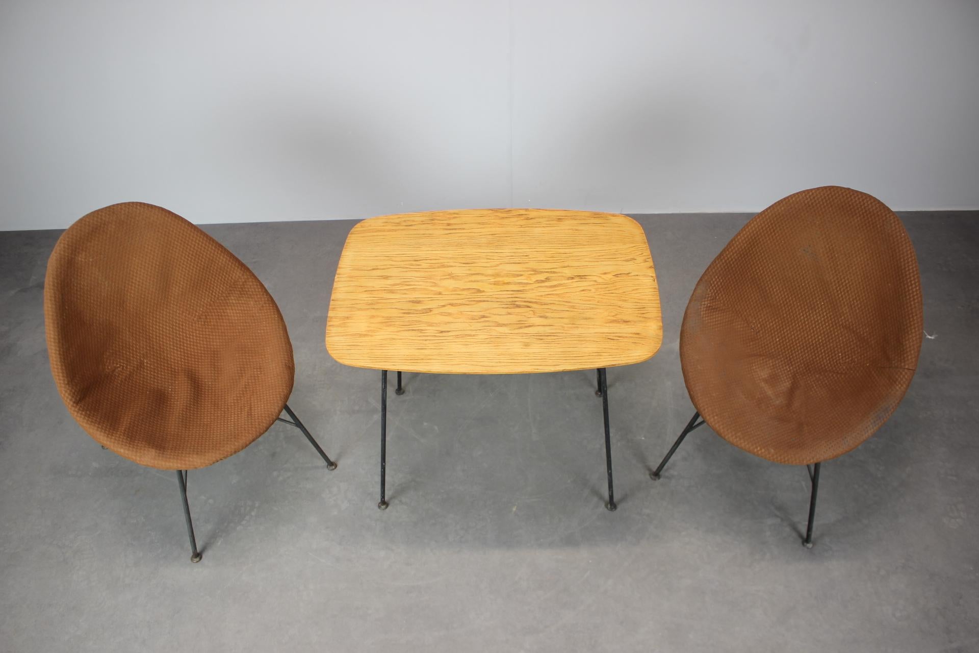 Mid-Century Italian Coffee Table and Two Chairs, 1960s Moderno de mediados de siglo en venta