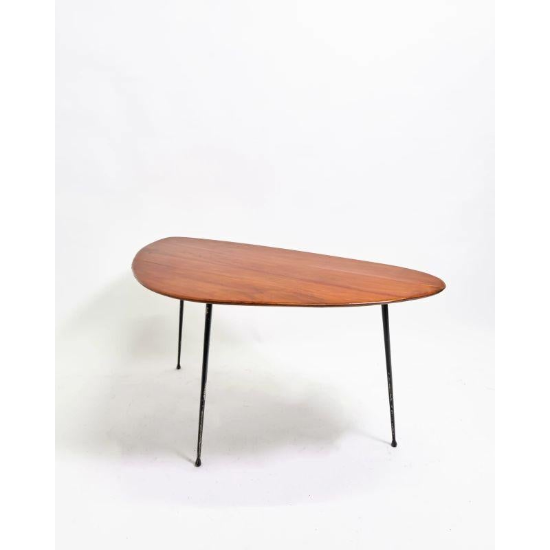Table basse italienne de design du milieu du siècle, vers les années 1950, en bois, laiton et métal peint. 


Dimensions : H 50 x L 105 x L 61 cm.