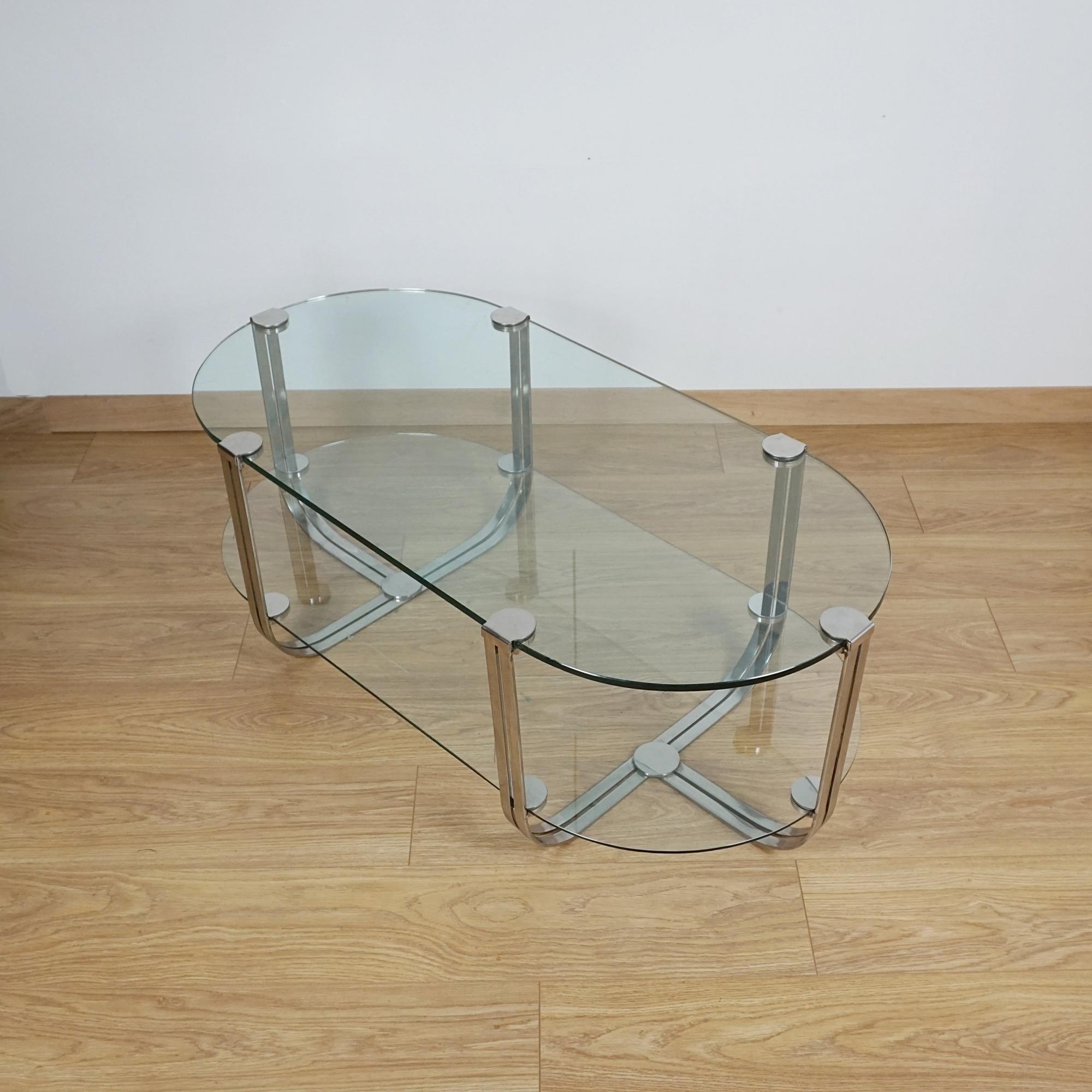 Tavolino a due piani in vetro e cromo del Mid-Century. 

Dimensioni: H. H. 119cm L. 57cm P. 57cm 

Origine: italiana

Data: Circa 1960
