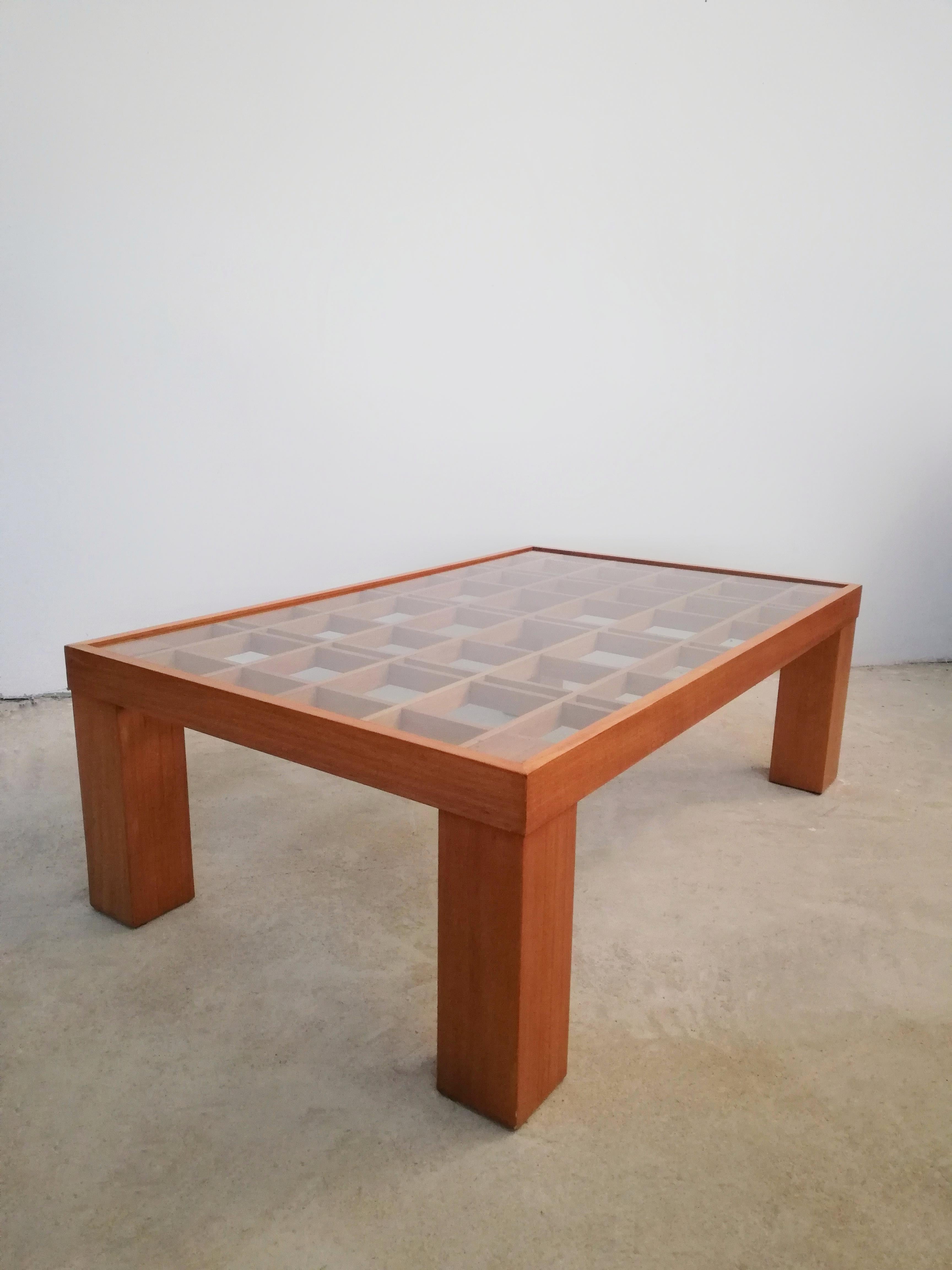 Midcentury Italian Coffee Table in the Style of Gianfranco Frattini For Sale 4