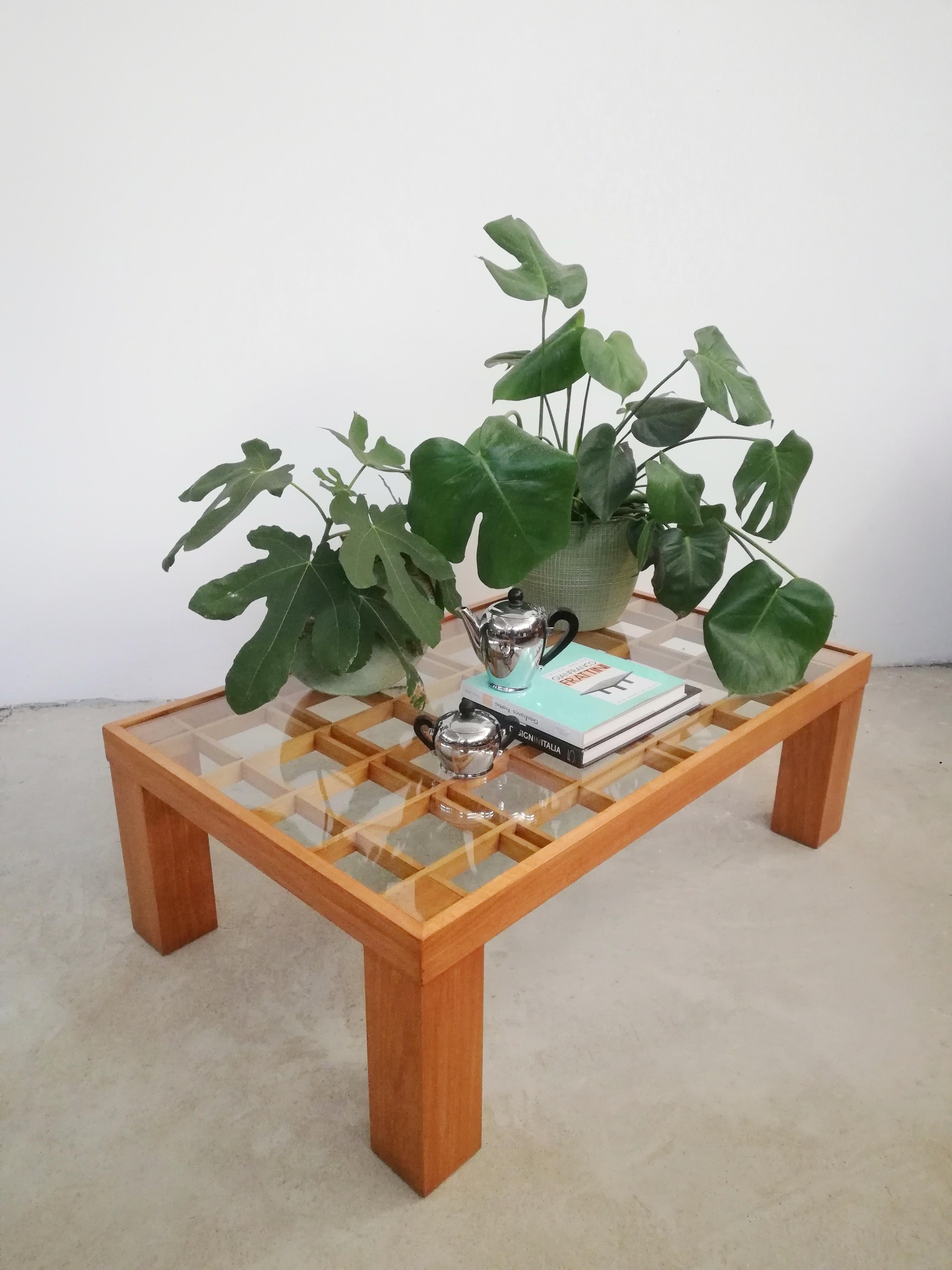 Midcentury Italian Coffee Table in the Style of Gianfranco Frattini For Sale 1