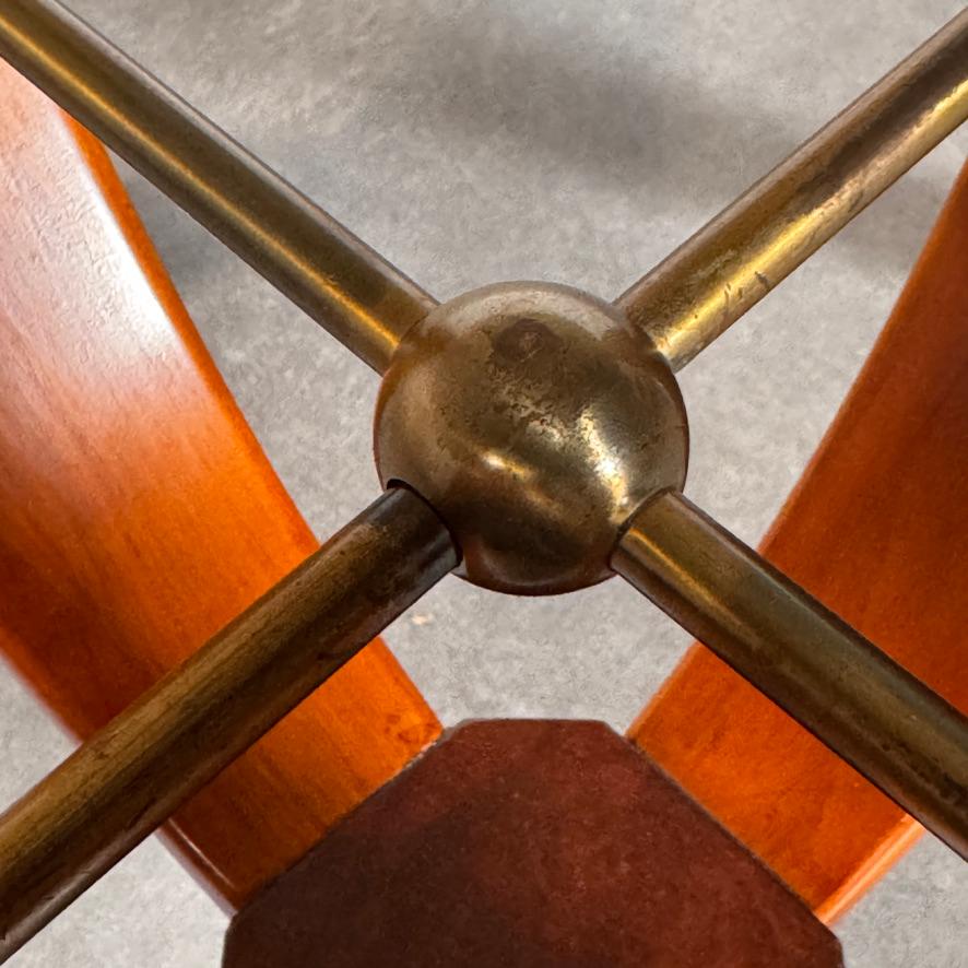 Mesa de centro italiana de mediados de siglo con detalles de latón, attr, Gio Ponti, años 60 en venta 4