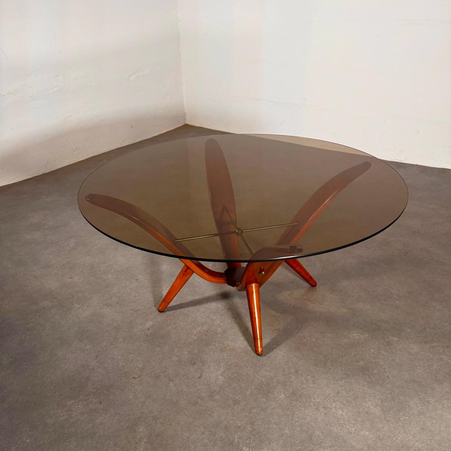 Esta característica mesa de centro invitará a la conversación. 
Con reminiscencias de una hélice de avión, la geometría de esta pieza es una adición bienvenida a la sala de estar moderna. 
La combinación arquitectónica de materiales es un estudio de