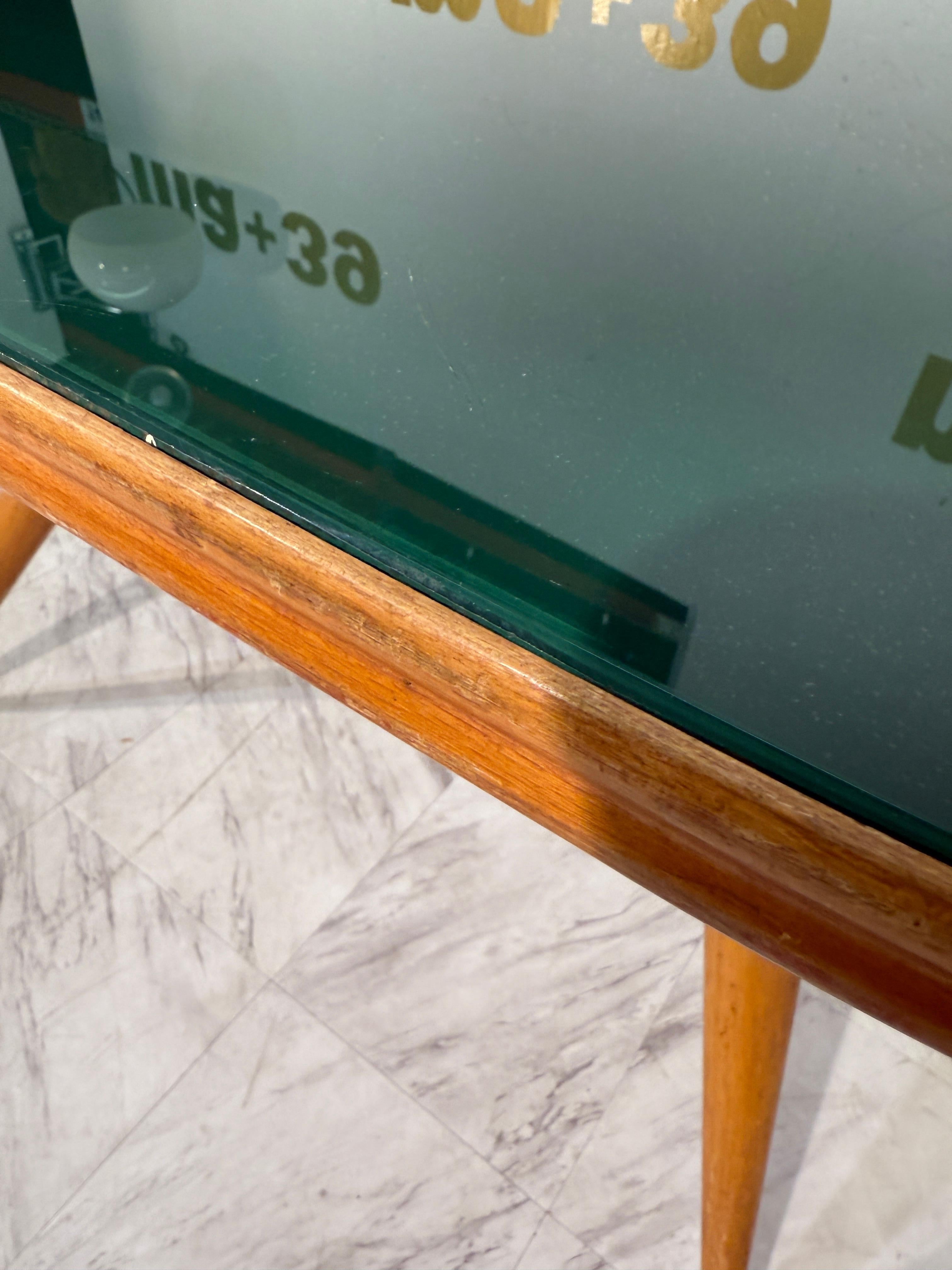 Metà XX secolo Tavolino da caffè italiano di metà secolo con piano in vetro verde, anni '50 in vendita
