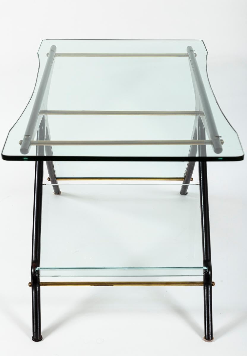 Mesa de centro italiana de mediados de siglo con revistero en venta 2