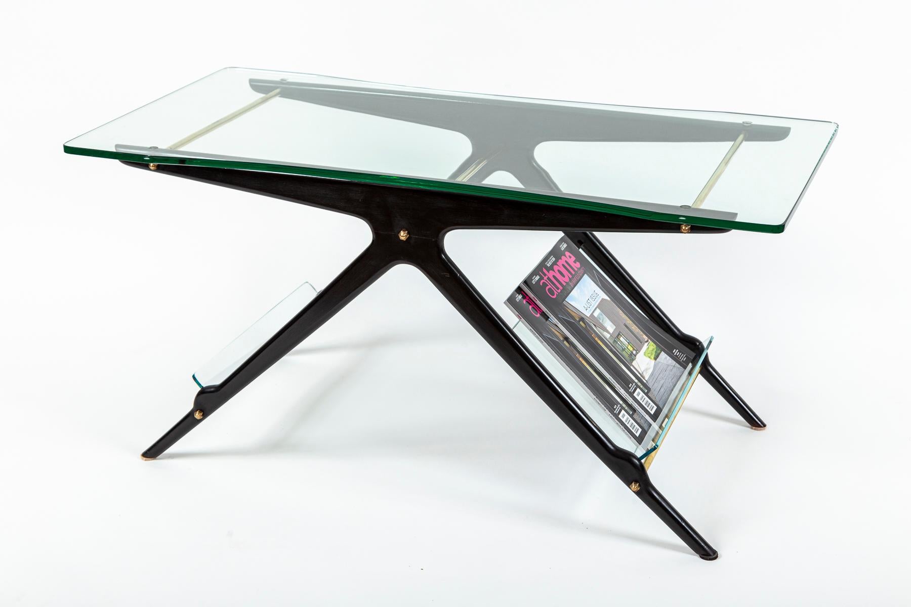 Mesa de centro italiana de mediados de siglo con revistero Moderno de mediados de siglo en venta