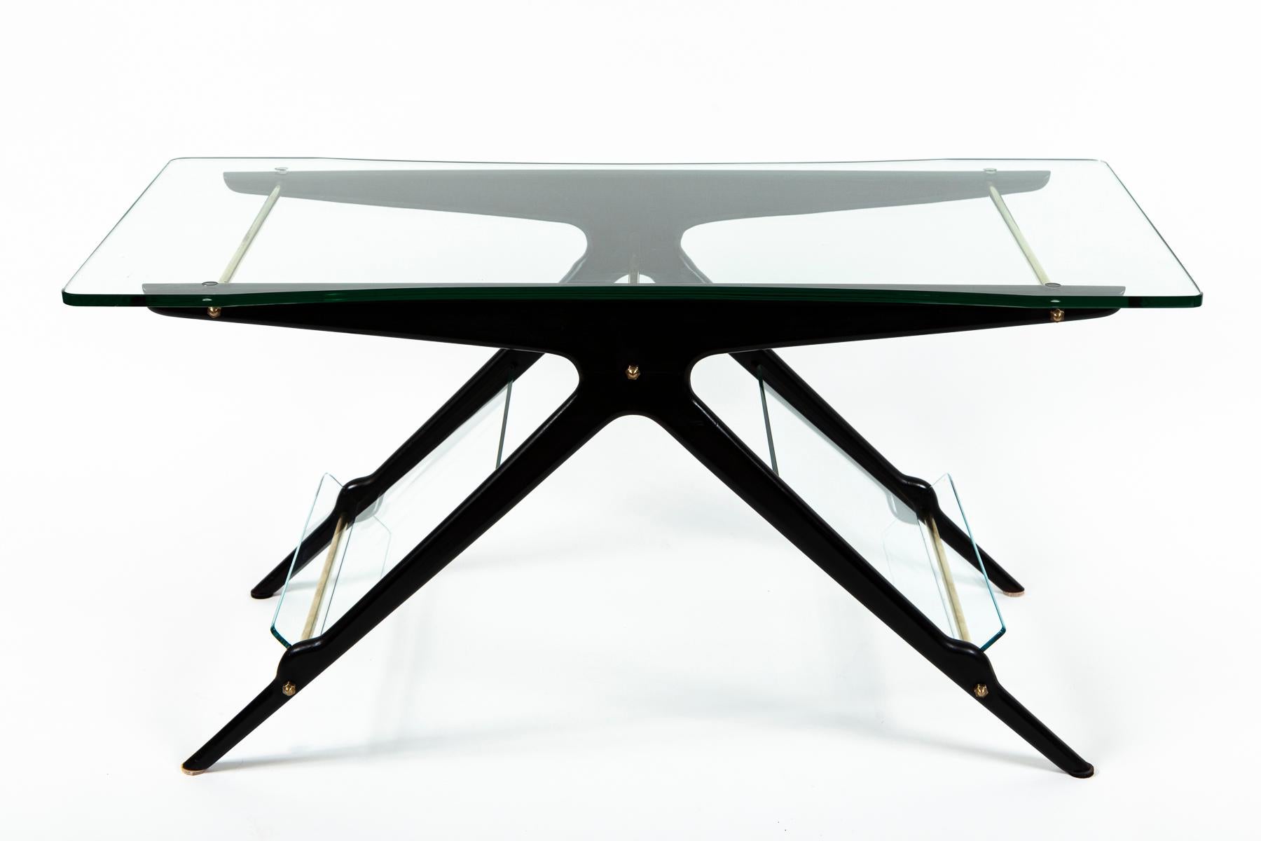 Mesa de centro italiana de mediados de siglo con revistero Italiano en venta