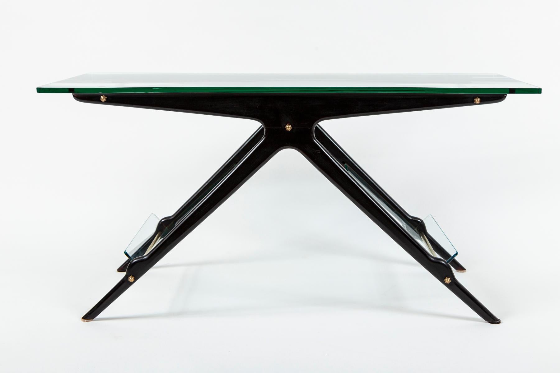 Mesa de centro italiana de mediados de siglo con revistero Manchado en venta