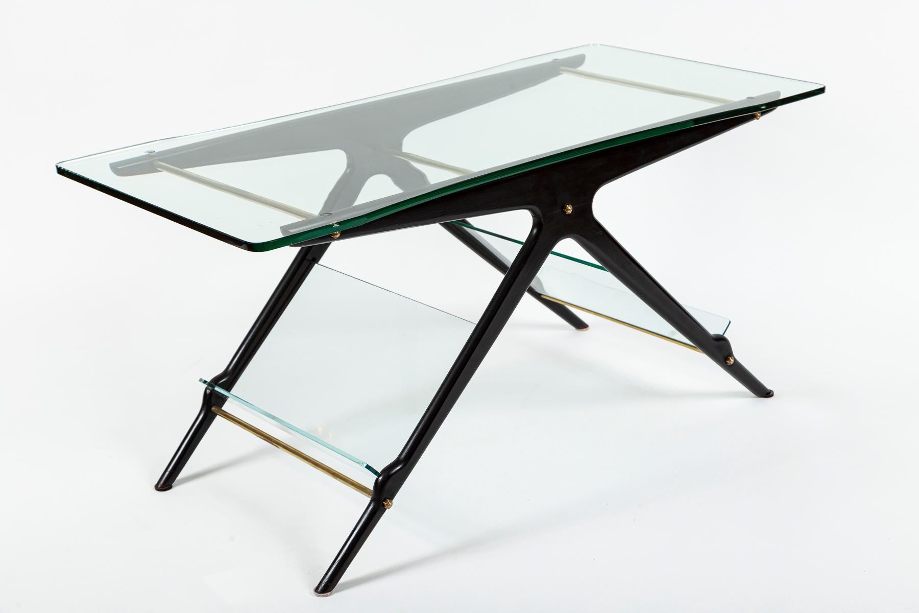 Mesa de centro italiana de mediados de siglo con revistero Latón en venta