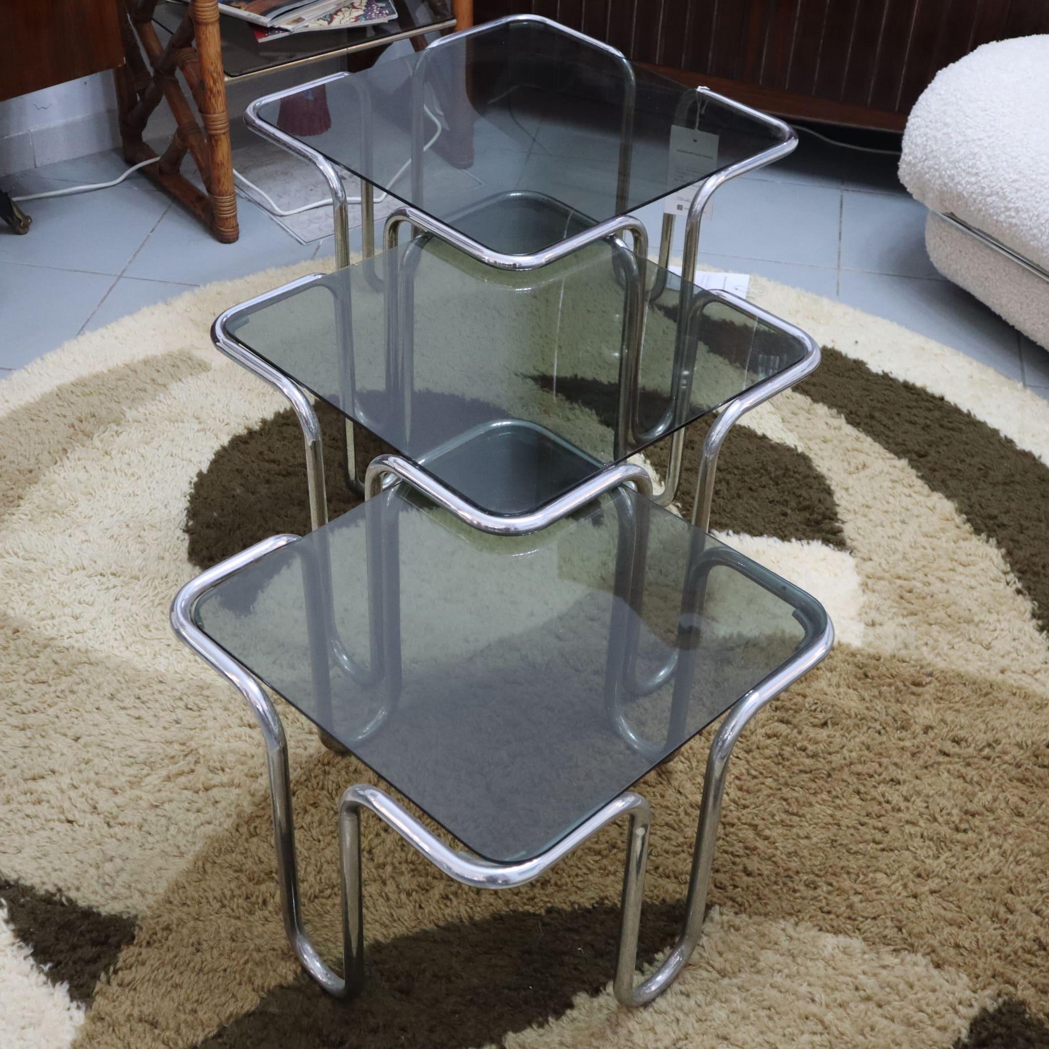 Mid-Century Modern Lot de 3 tables basses italiennes du milieu du siècle dernier en verre fumé et métal chromé en vente