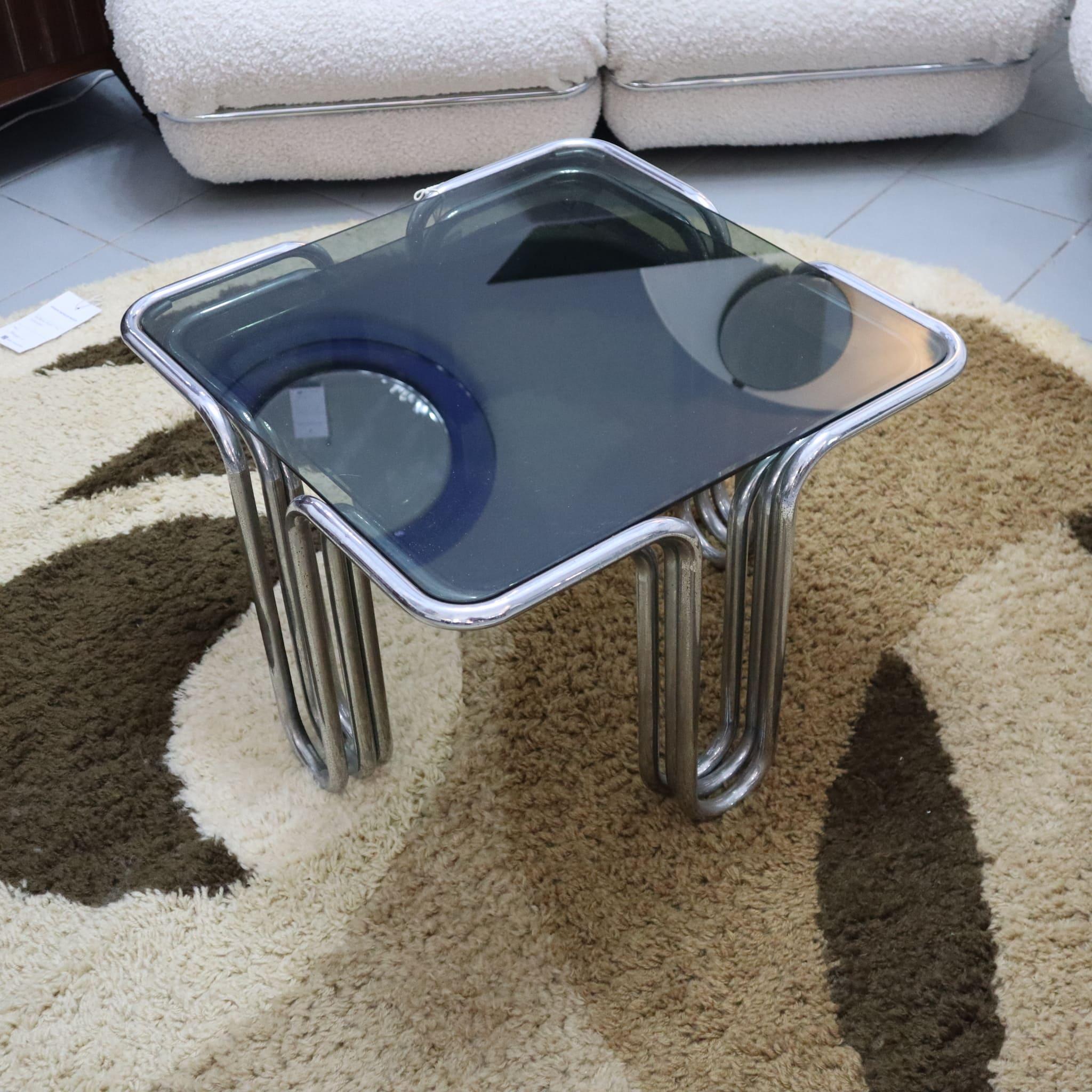 Verre Lot de 3 tables basses italiennes du milieu du siècle dernier en verre fumé et métal chromé en vente