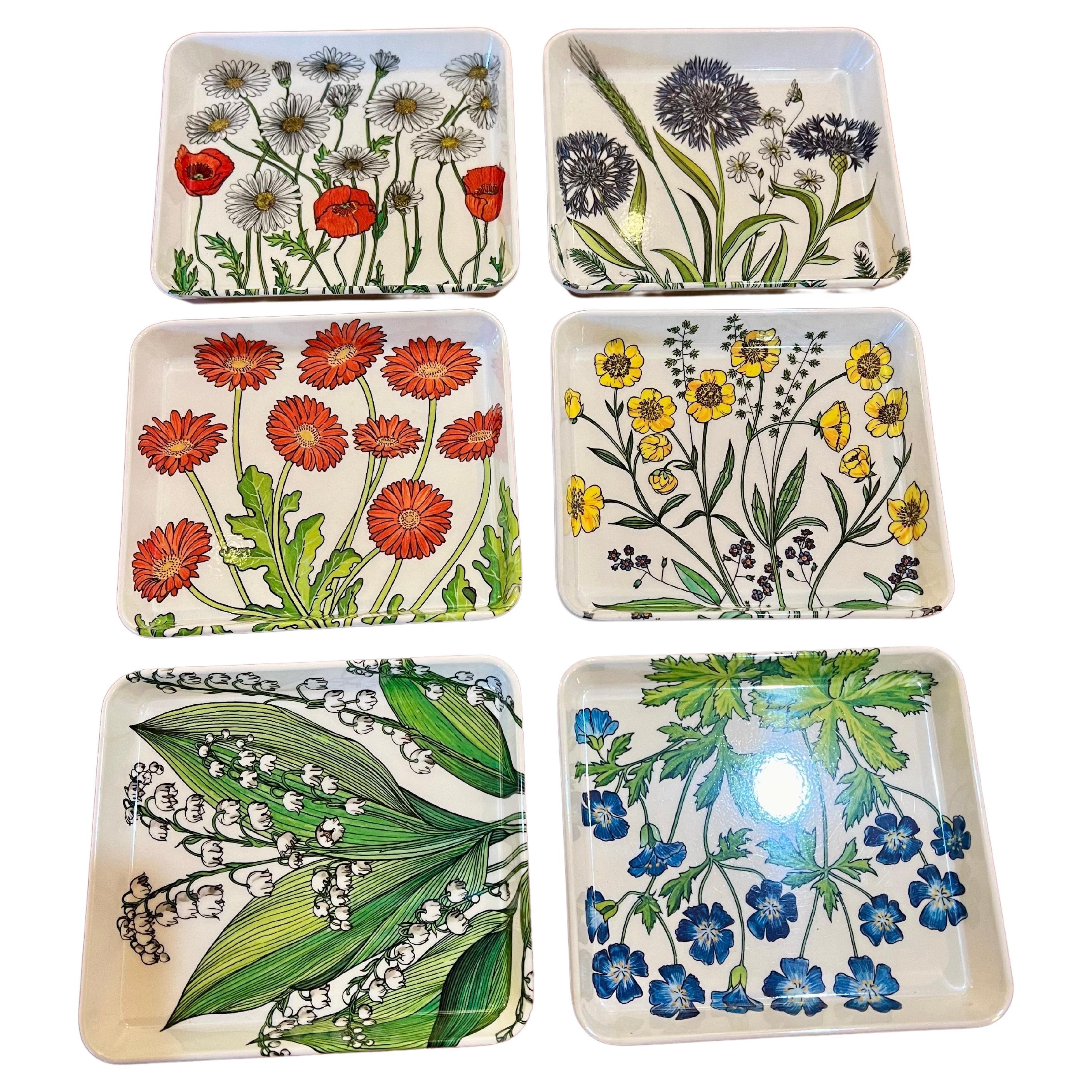 Beautiful elegant set of 6 small serving trays , made in Italy circa 1970's excellent condition like new , beautiful flowers color and design , made in Italy in melamine.