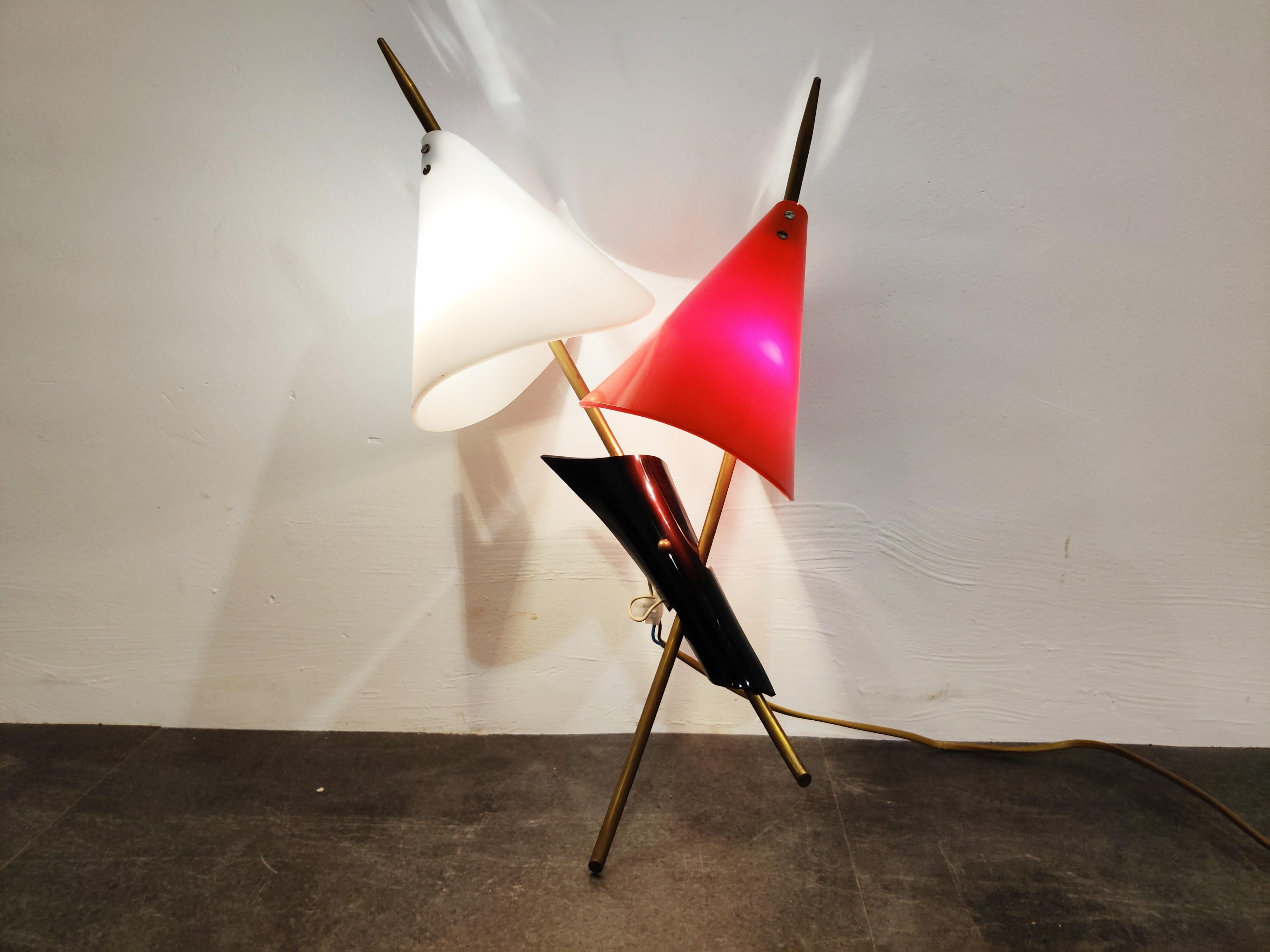 Midcentury Italian wall light with a white and red acrylic lamp shade and brass arms. 

Attributed to Stilnovo, not labeled.

Unique design

1950s - Itay

Tested and ready to use with small (e14) light bulbs

Measures: Height