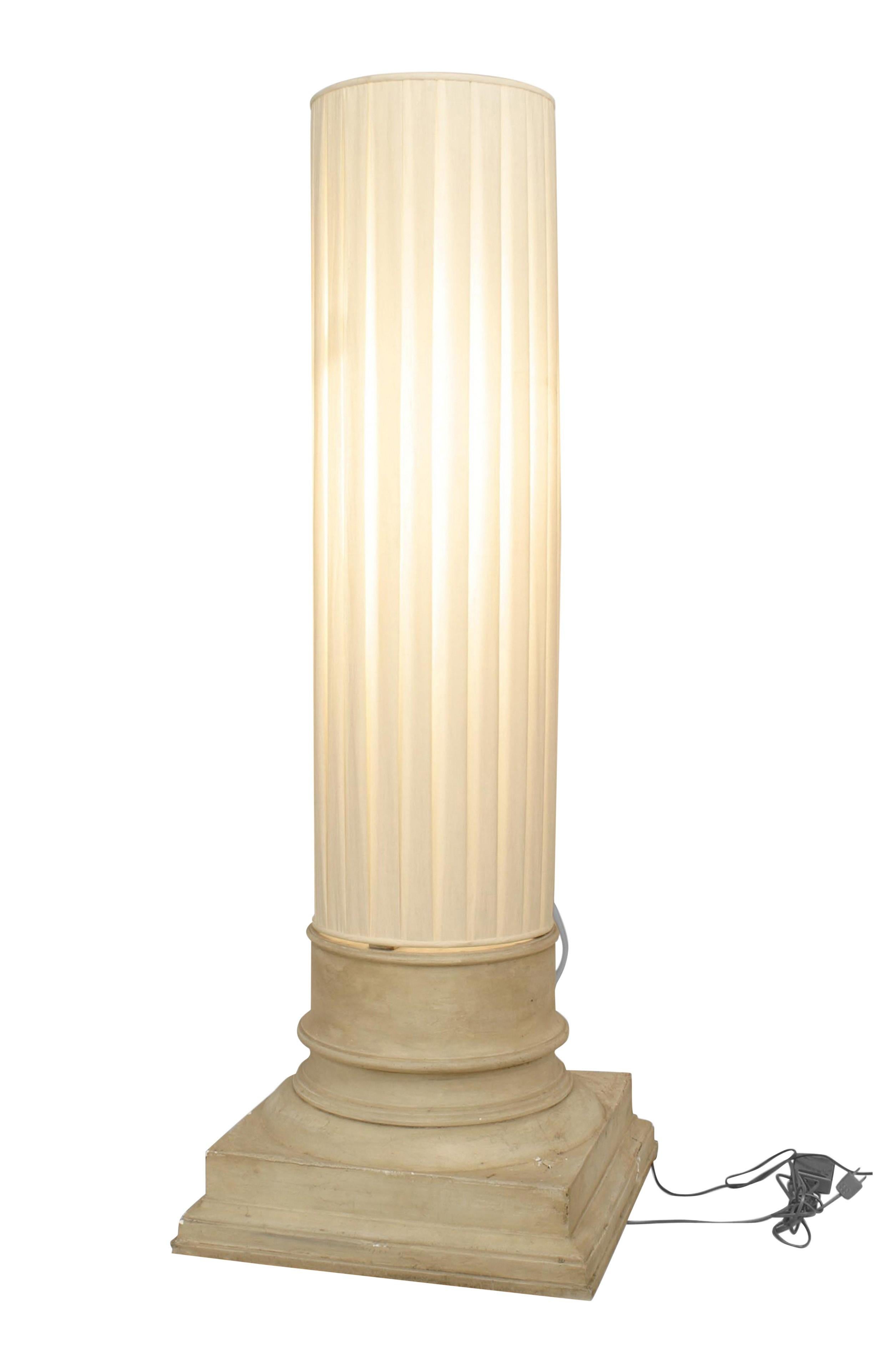 Lampada da terra italiana degli anni '60 con una base quadrata in gesso bianco sporco che sostiene un grande paralume cilindrico in tessuto.