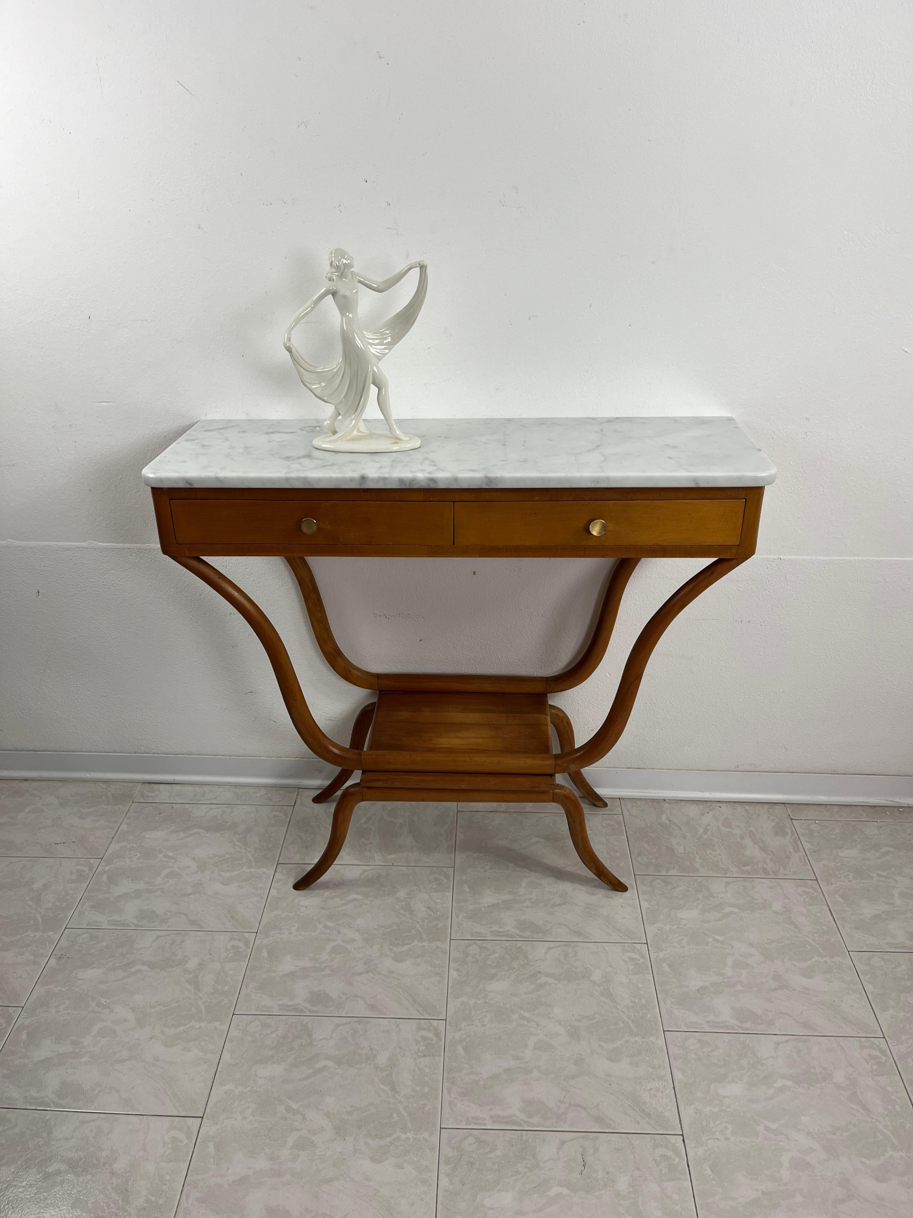 Italienische Konsole aus der Jahrhundertmitte, Franco Albini zugeschrieben, 1950er Jahre
Intakt und in gutem Zustand, zwei Schubladen auf der Vorderseite mit Messingknöpfen.
Marmorplatte.
Gefunden in einer noblen Wohnung in meiner Stadt, Palermo.