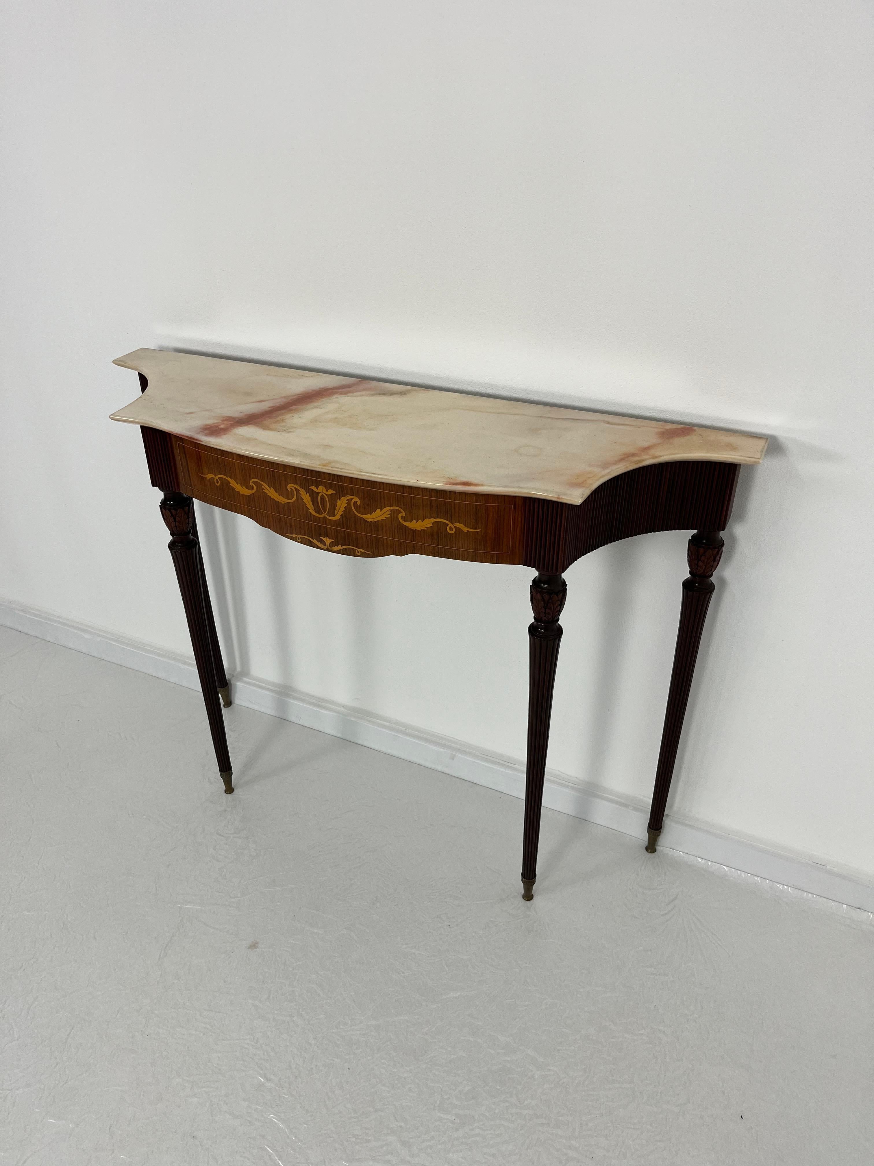 Mid-century console attributed to Paolo Buffa, pink marble, brass feet, 1950s
Intact and in good condition, elegant with its decorations on the front.
Found in a noble apartment in my city, Palermo.