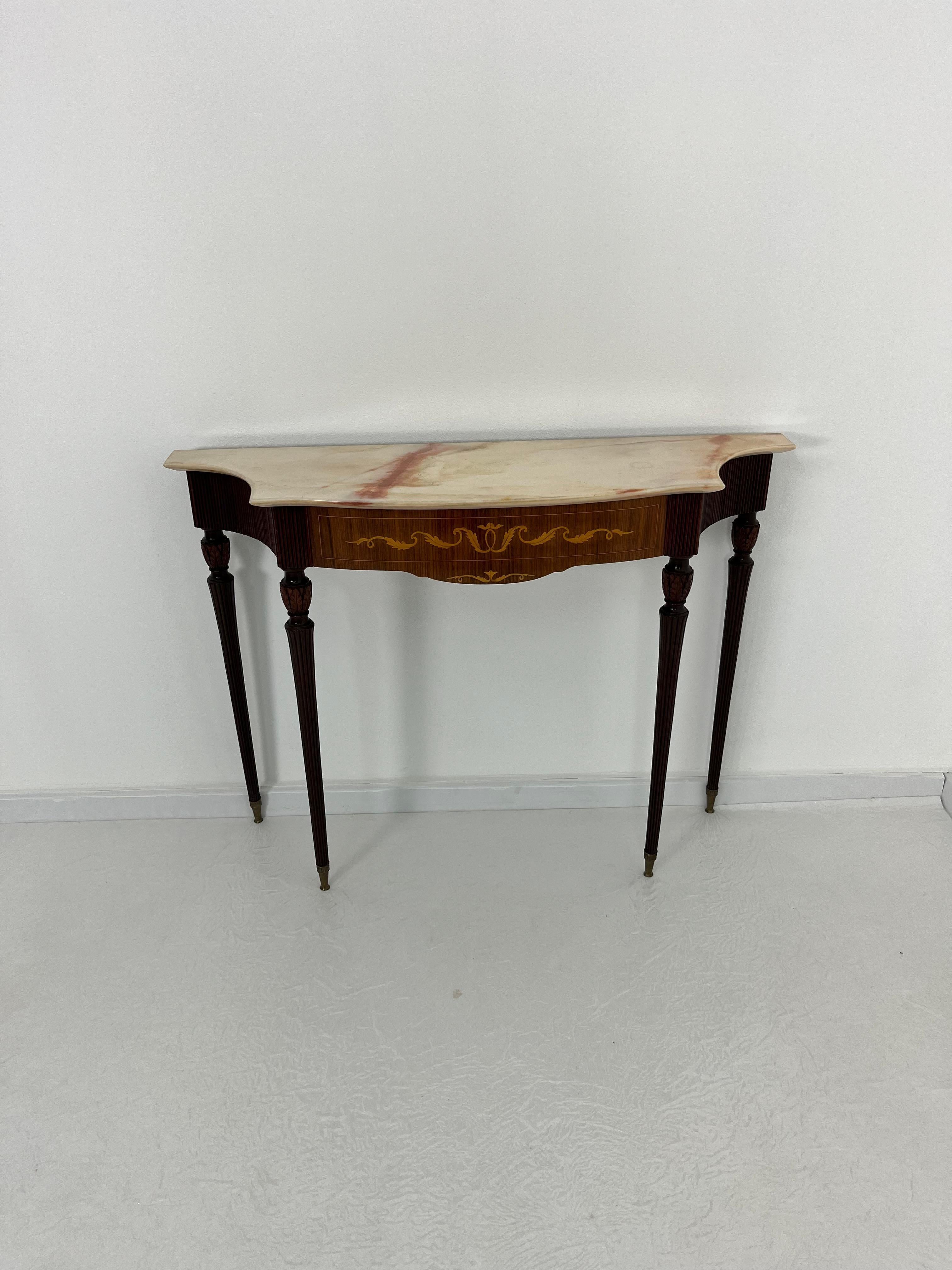 italien Mid-century Italian Console Attributed to Paolo Buffa, Pink Marble, Brass Feet en vente