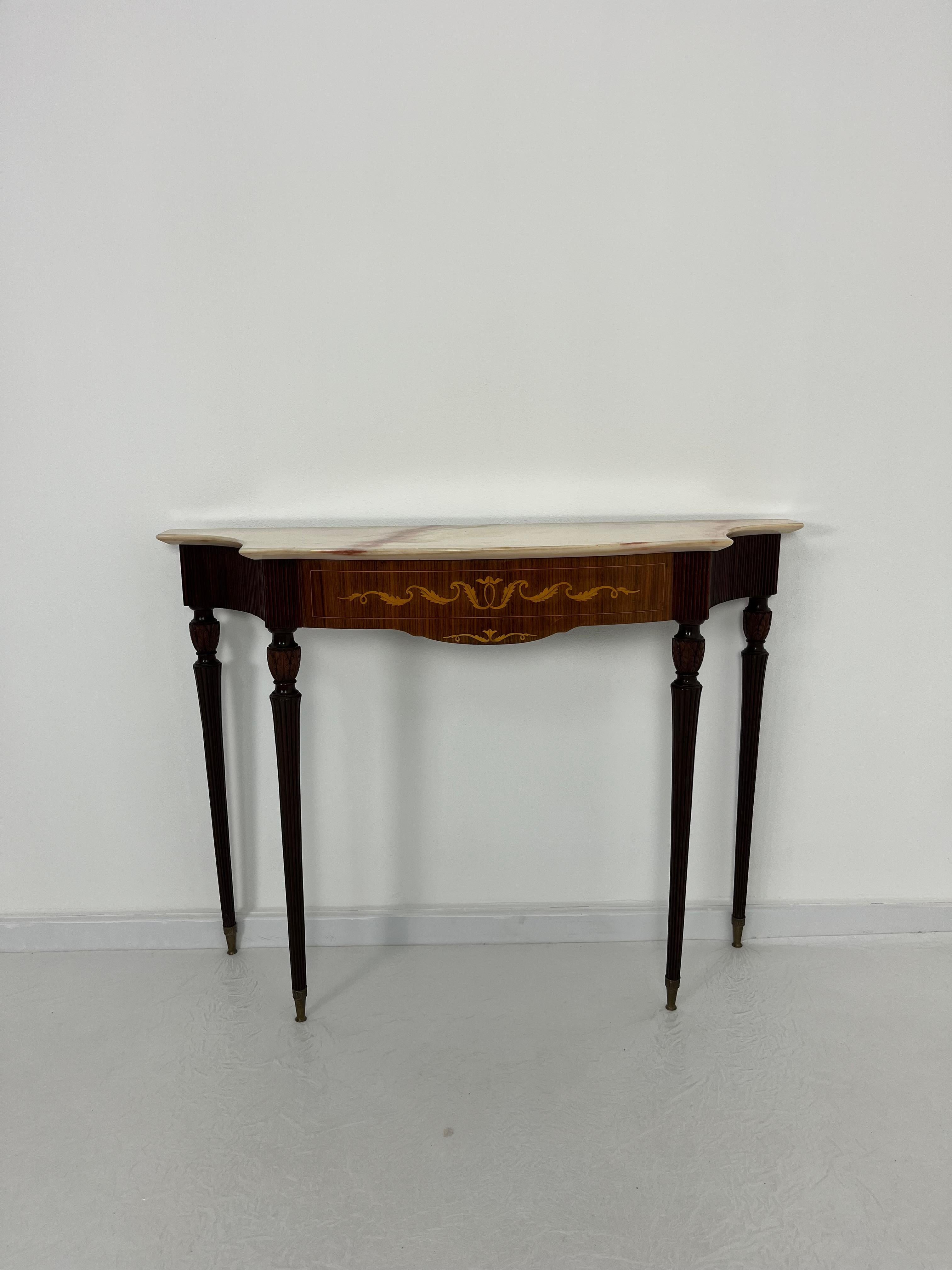 Mid-century Italian Console Attributed to Paolo Buffa, Pink Marble, Brass Feet Bon état - En vente à Palermo, IT