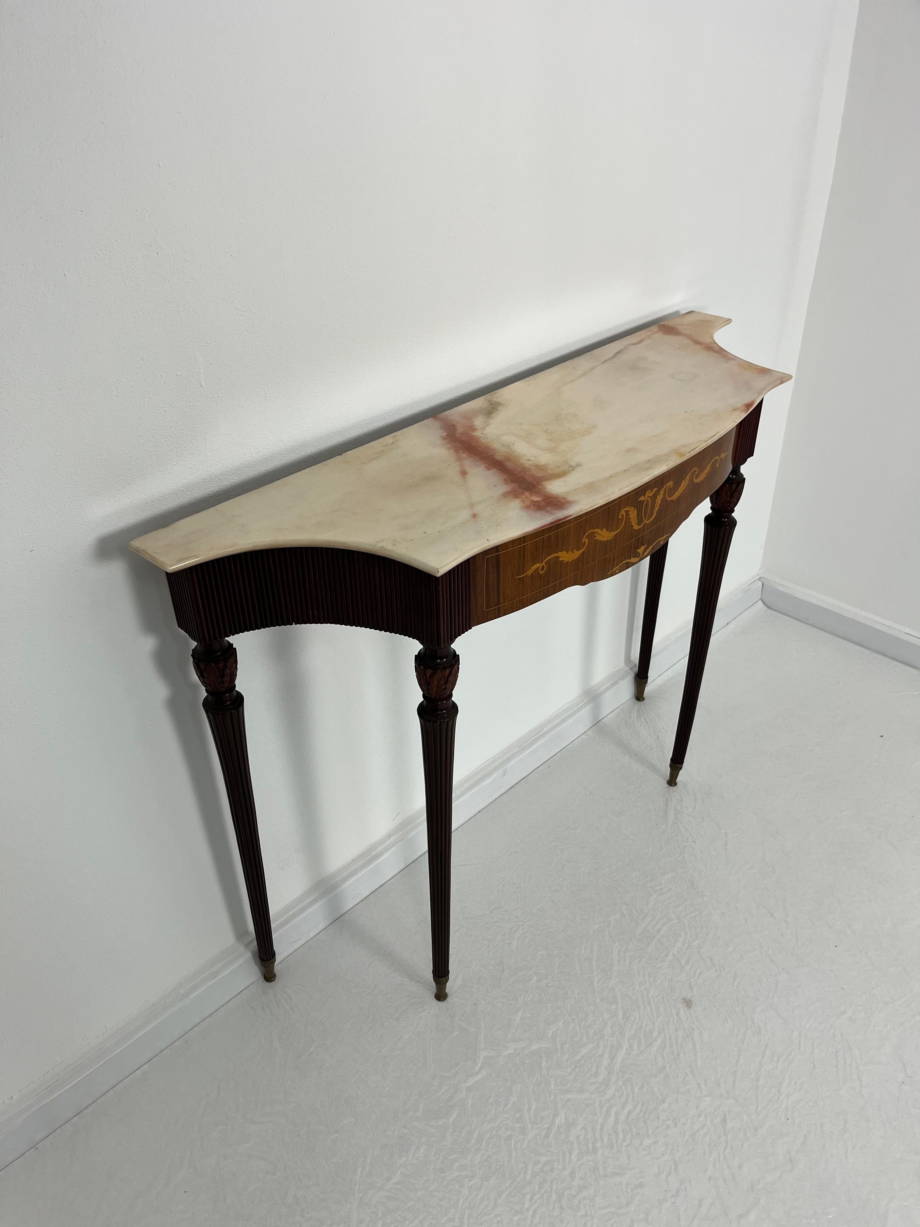 Milieu du XXe siècle Mid-century Italian Console Attributed to Paolo Buffa, Pink Marble, Brass Feet en vente