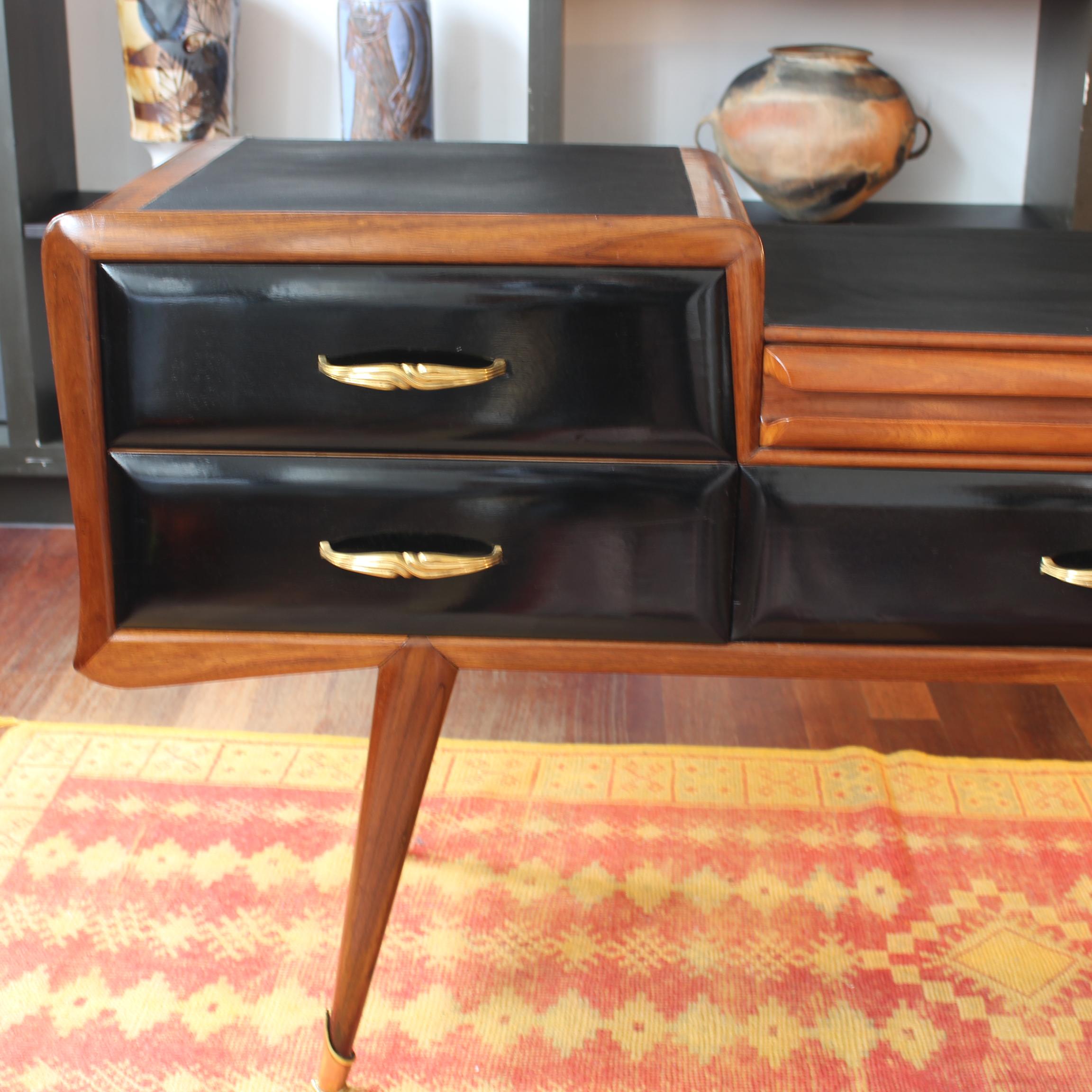 Consolle italiana d'epoca del Consorzio La Permanente Mobili (circa anni '60). Restaurata in modo impeccabile, questa consolle farà la gioia di tutti. In pieno stile Mid-Century Modern, unisce i toni naturali del legno in contrasto con quelli dei