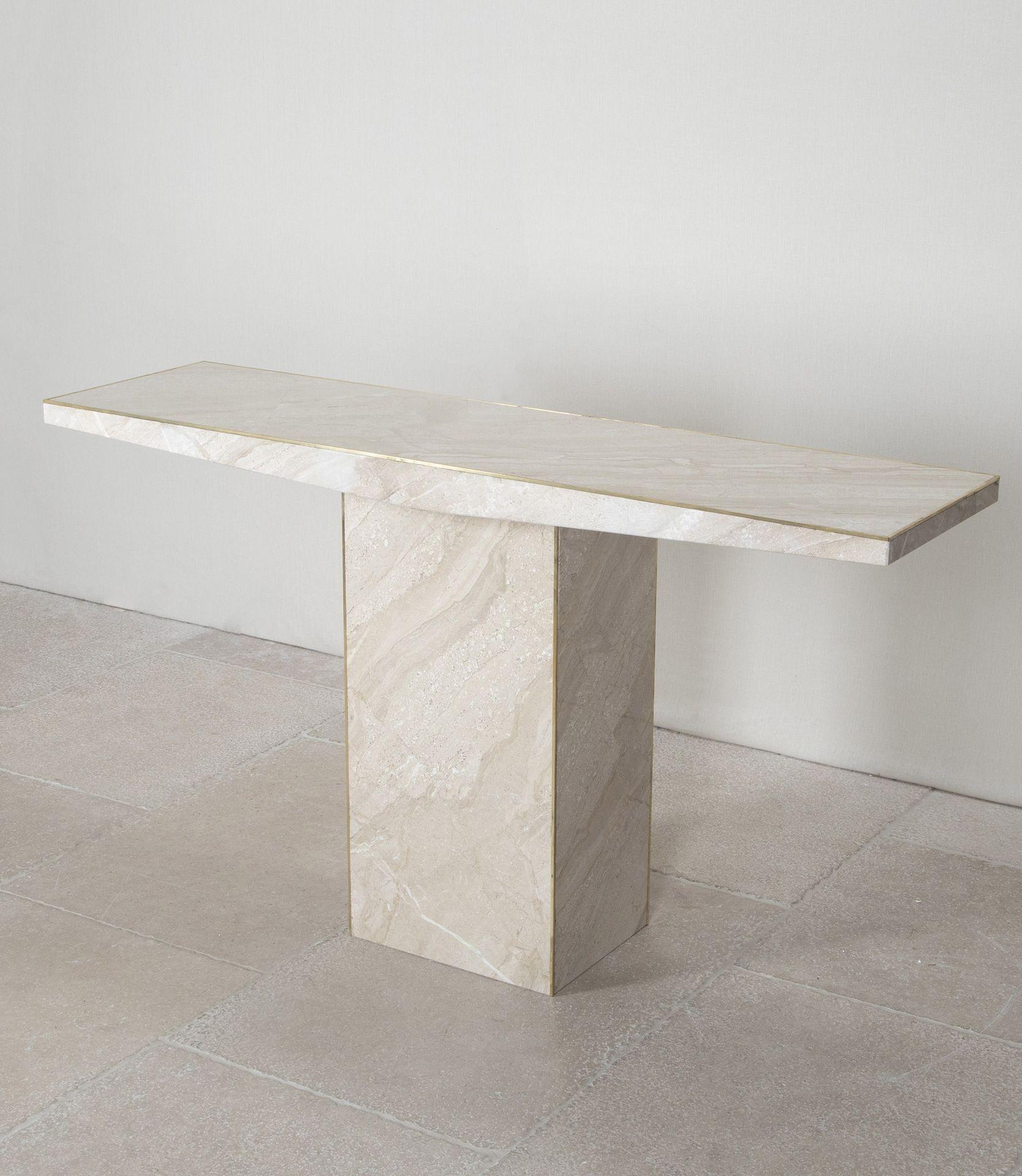 Elegant Mid-Century Italian console table in white marble.
Circa 1970.