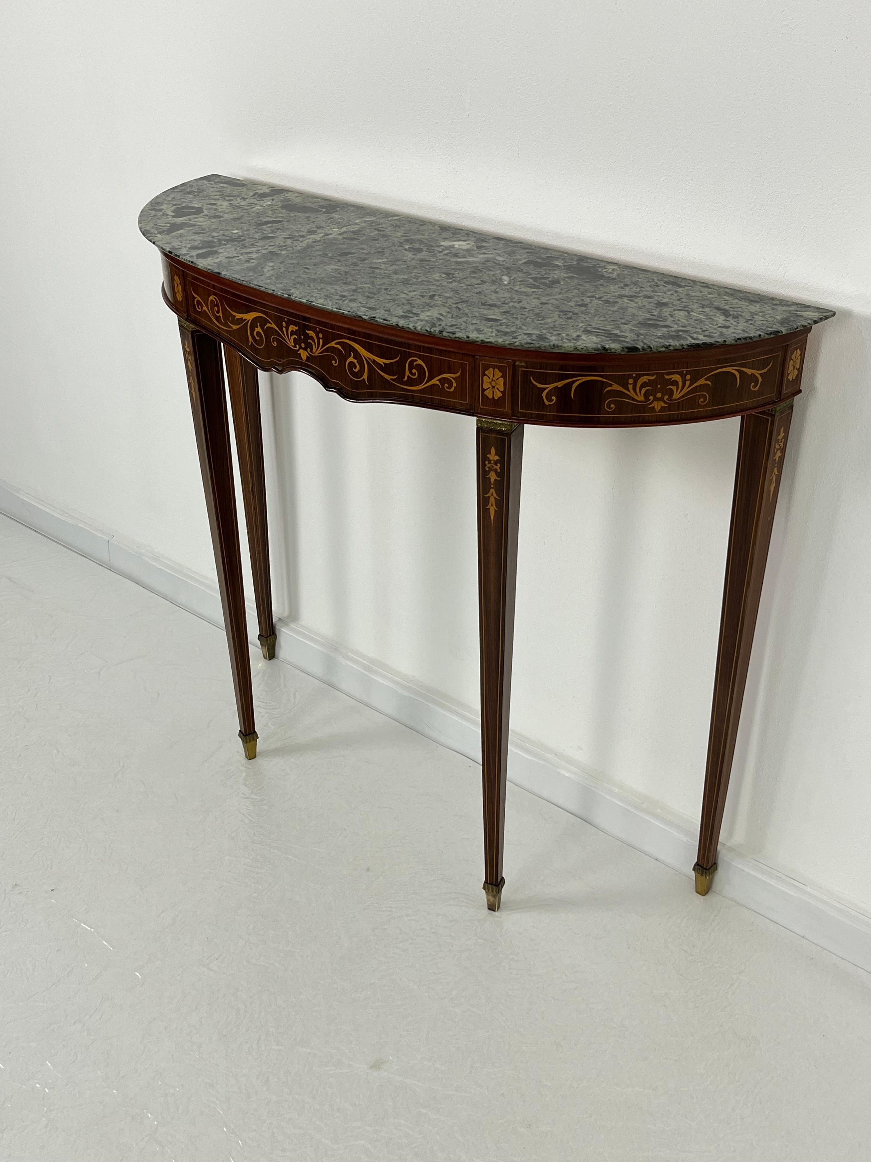 Table console italienne du milieu du siècle avec plateau en marbre vert, pieds en laiton, années 1960
Trouvé dans un appartement noble de ma ville, Palerme.
Tiroir sur le devant.
Bon état.