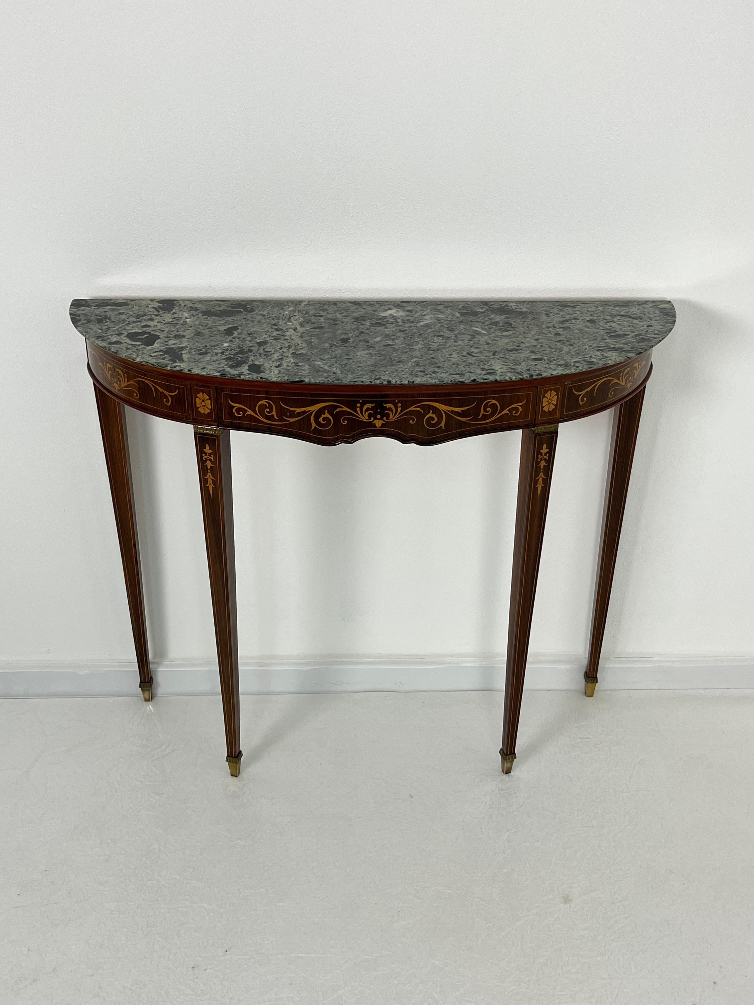 Milieu du XXe siècle Table console italienne du milieu du siècle avec plateau en marbre vert, pieds en laiton, années 1960 en vente