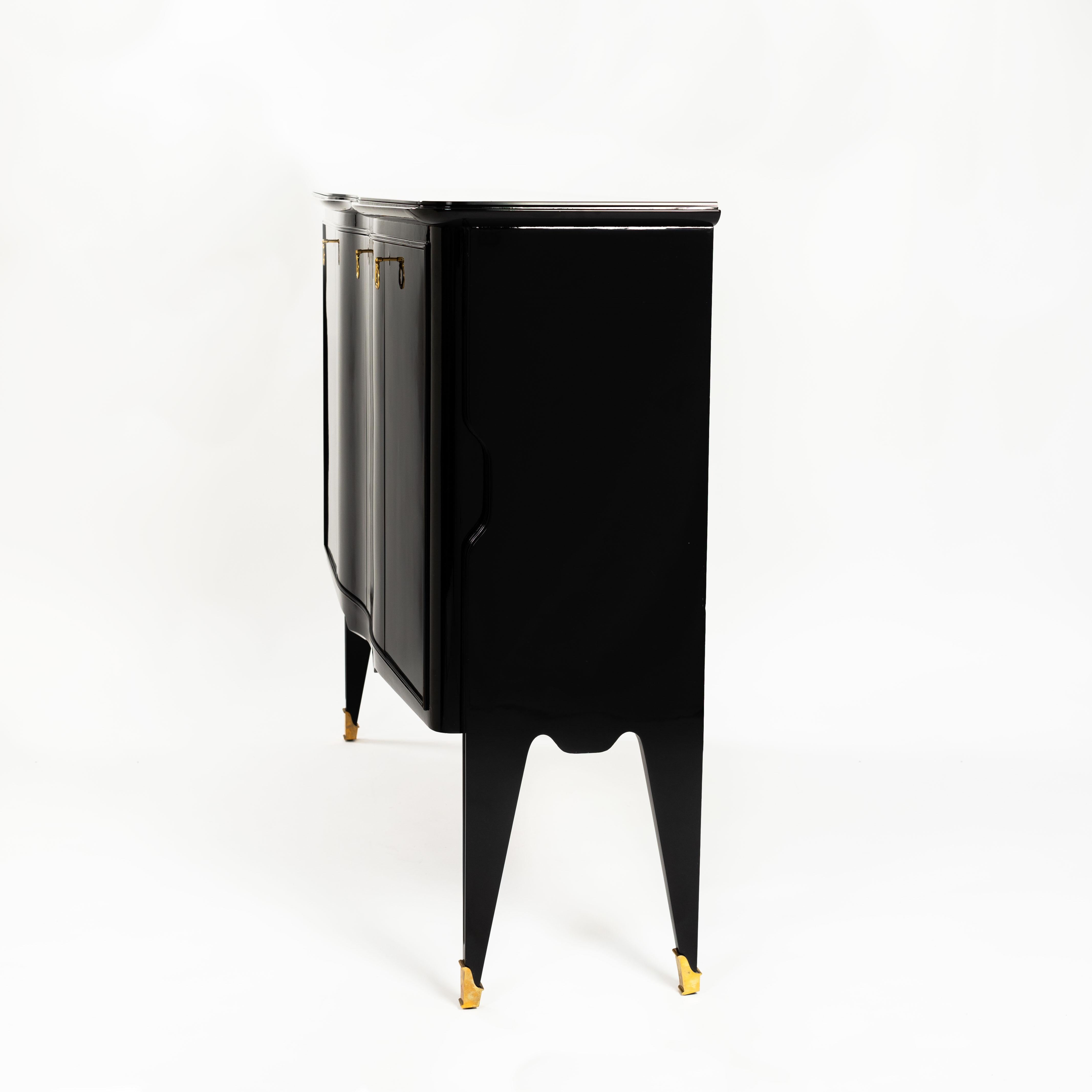 Mid-Century Italian Credenza Black Lacquer Brass Details by Vittorio Dassi 1950s In Good Condition For Sale In Salzburg, AT