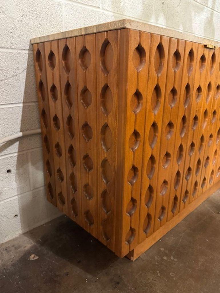 La credenza Mid-Century in noce italiano con piano in travertino è un mobile unico ed elegante, perfetto per aggiungere un tocco di raffinatezza a qualsiasi spazio abitativo. Il piano in travertino aggiunge un elemento naturale ed elegante al