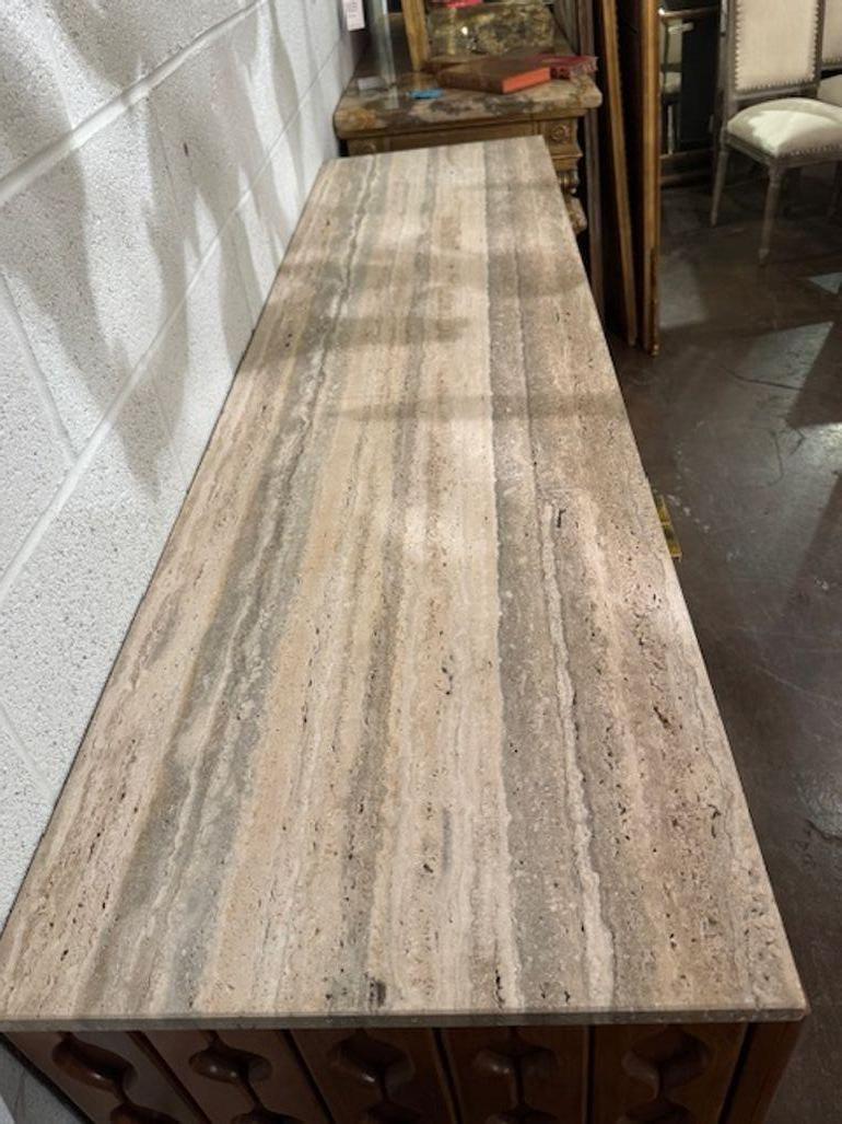 Italiano Credenza italiana di metà secolo con piano in travertino in vendita