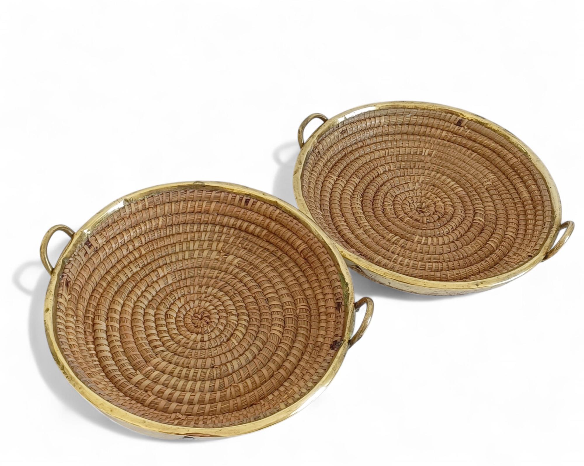 Cestas/centros de mesa de ratán y latón estilo Crespi italiano de mediados de siglo, años 70 Hecho a mano en venta