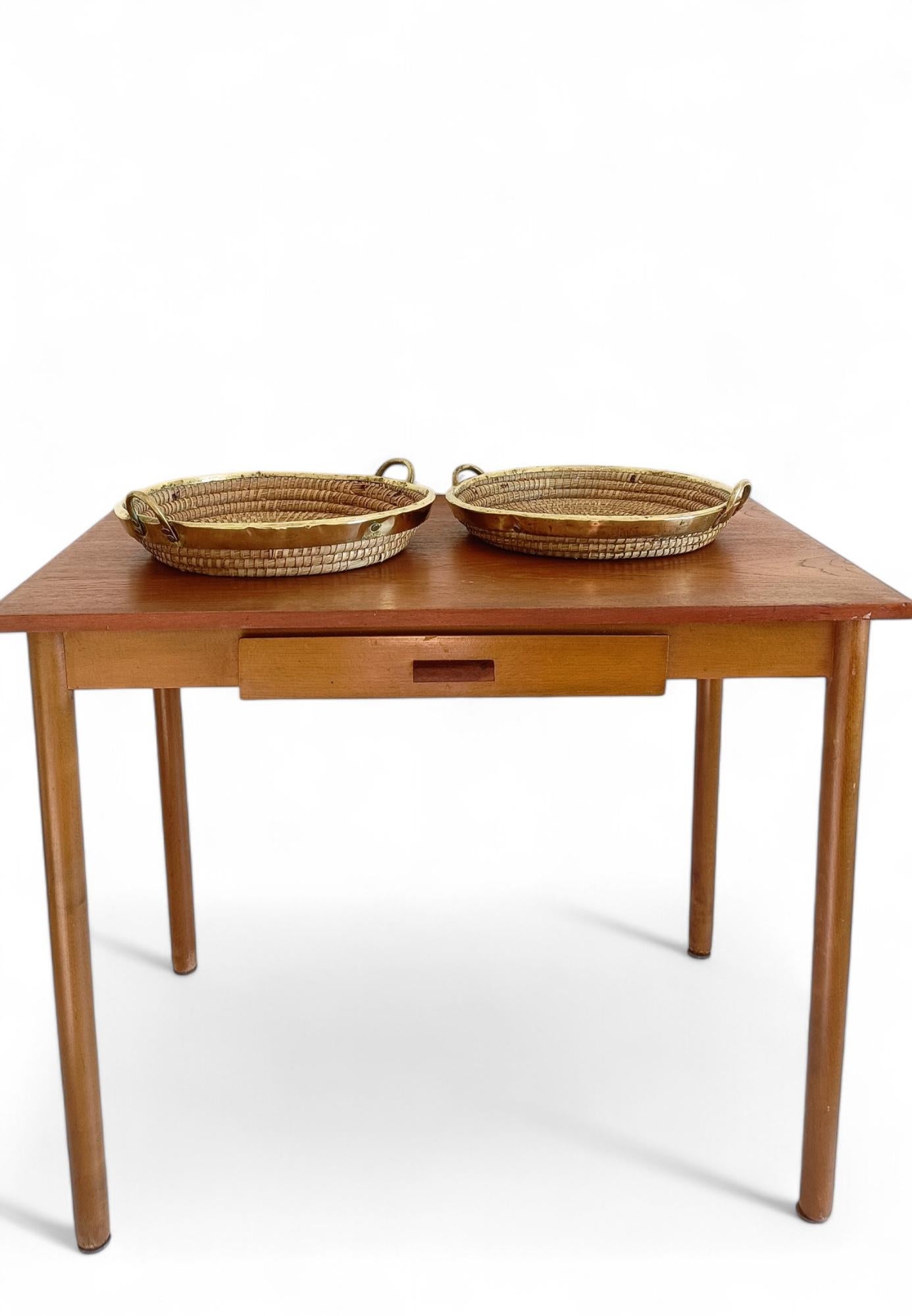 Cestas/centros de mesa de ratán y latón estilo Crespi italiano de mediados de siglo, años 70 finales del siglo XX en venta