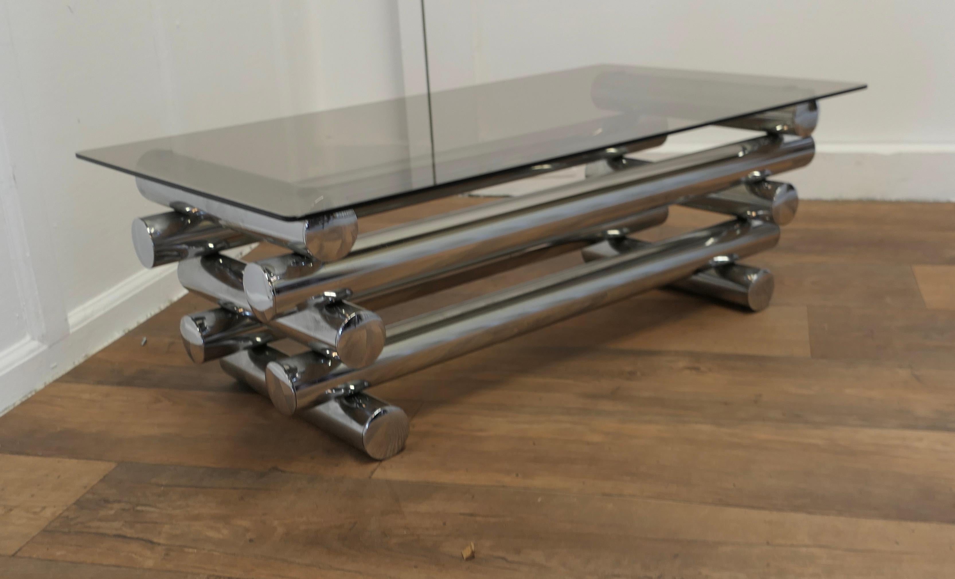 Table à café/cocktail italienne du milieu du siècle en crome et verre fumé

Table à cocktail de style constructiviste en chrome avec un plateau en verre fumé clair. Trois niveaux de rondins métalliques tubulaires fixés l'un sur l'autre en formation
