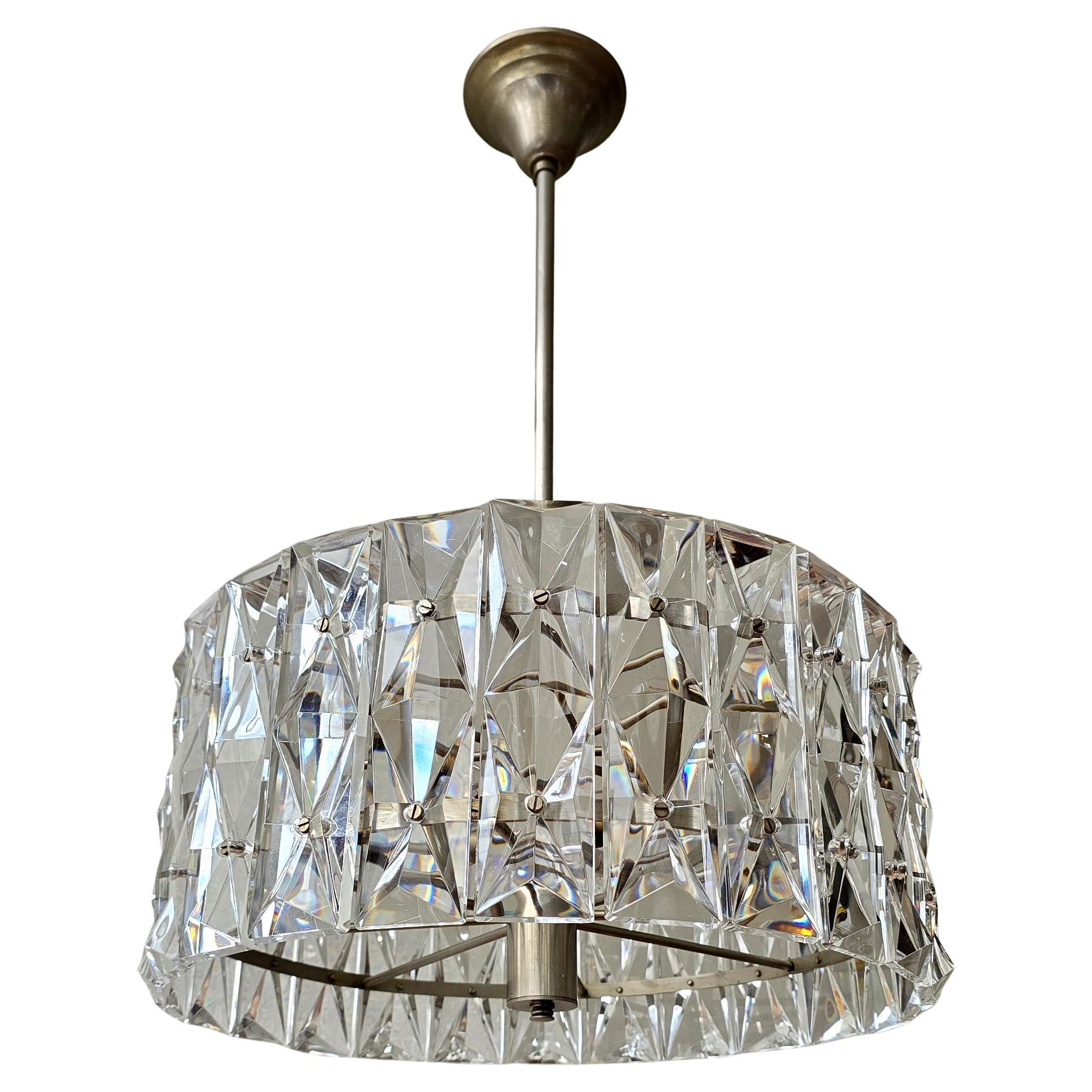 Elegante lámpara colgante italiana de los años 60, compuesta por múltiples bloques de cristal facetado montados en un marco de níquel cepillado. El diseño capta y refracta la luz maravillosamente, creando un refinado ritmo geométrico y una atmósfera