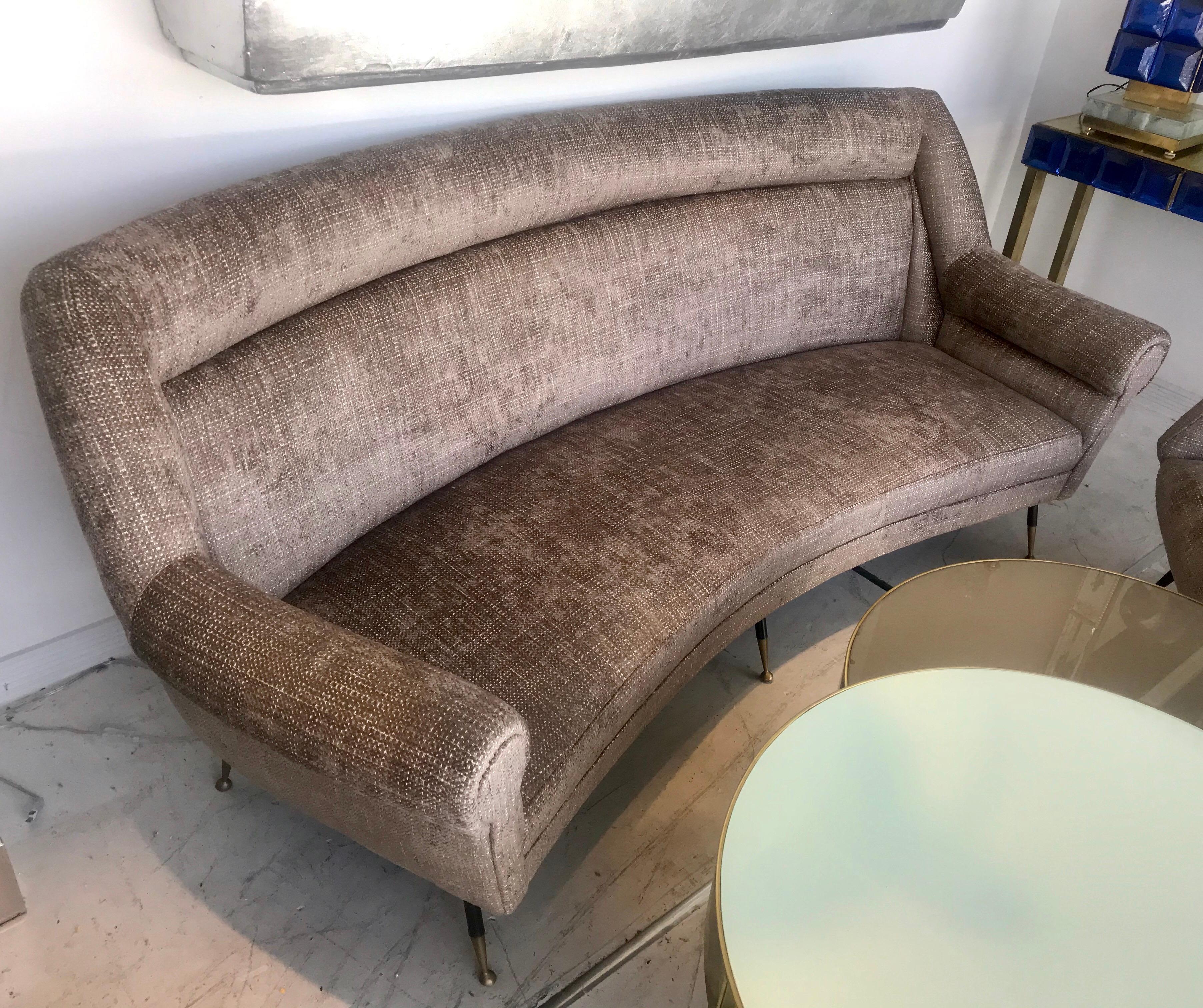 Beautiful midcentury curved Italian sofa with new upholstery in a taupe/beige tweed fabric, in the style of Gio Ponti, circa 1958