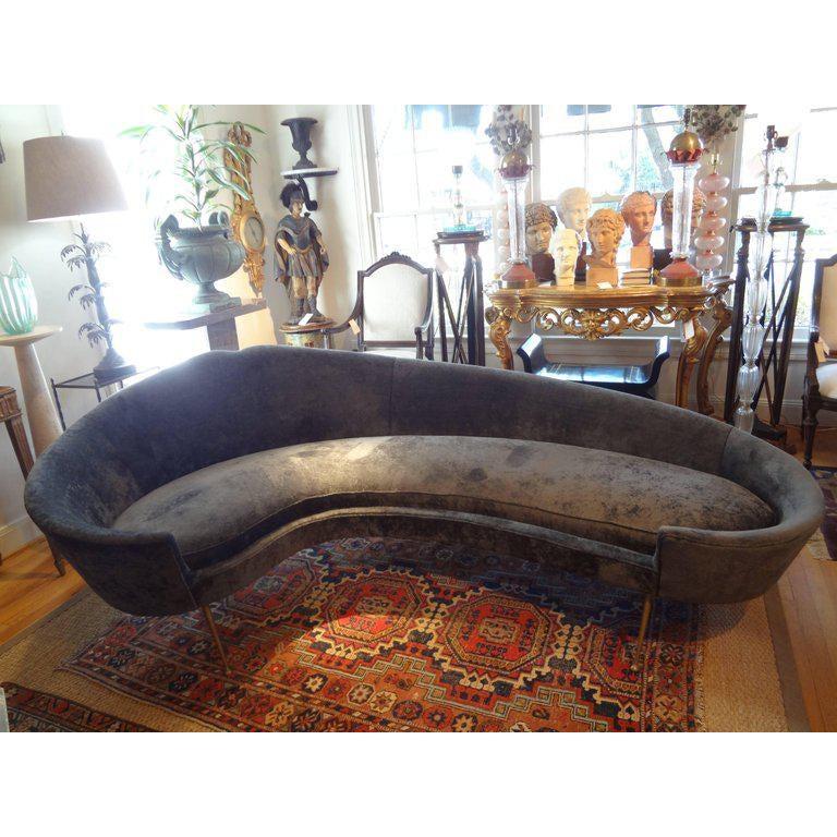 Gorgeous Italian midcentury curved sofa with splayed brass legs attributed to Federico Munari, circa 1960.
In the style of Gio Ponti/Ico Parisi / Gigi Radice. Currently upholstered in grey velvet.